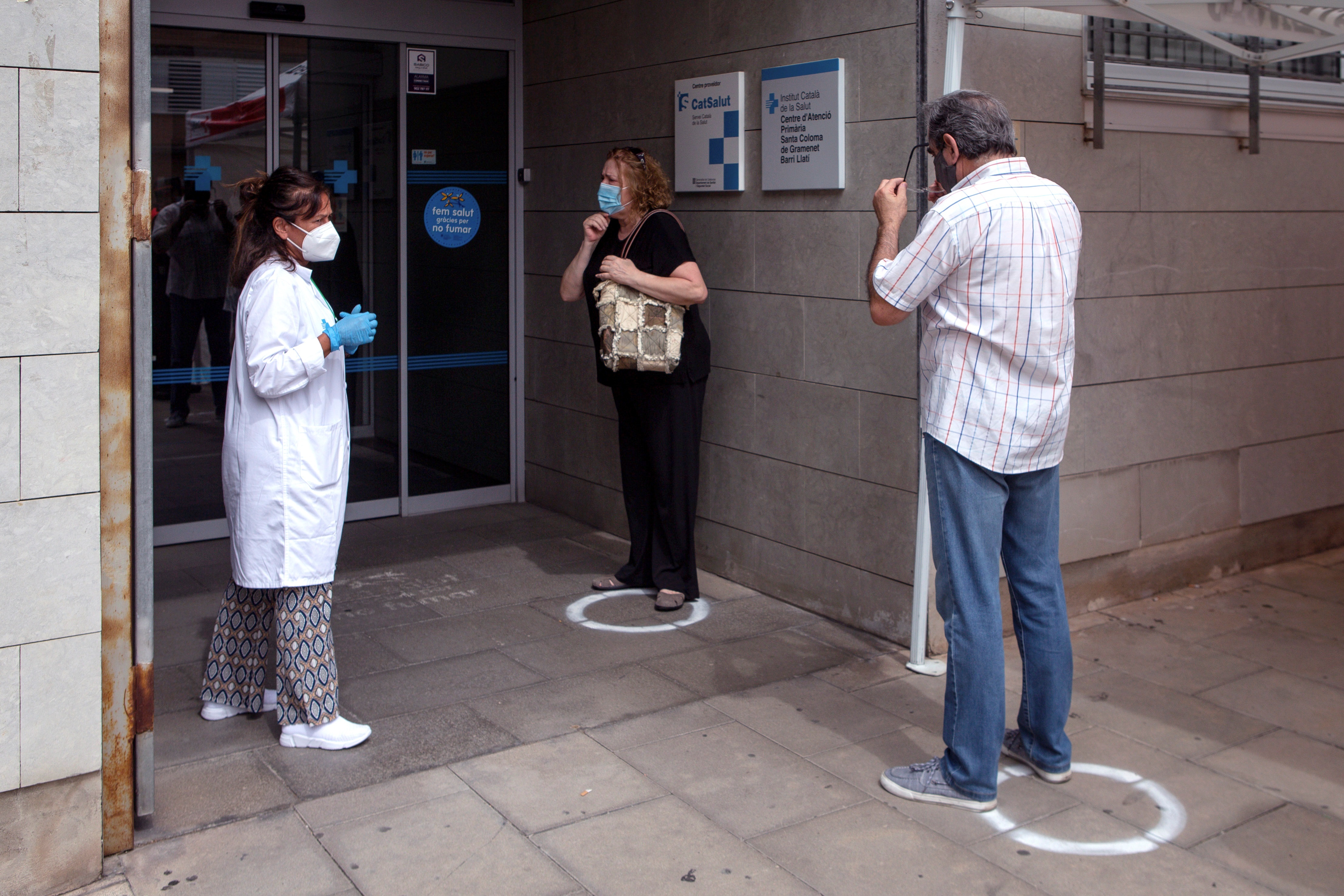 Colas para realizarse las pruebas PCR en un centro de salud. EFE/Enric Fontcuberta/Archivo
