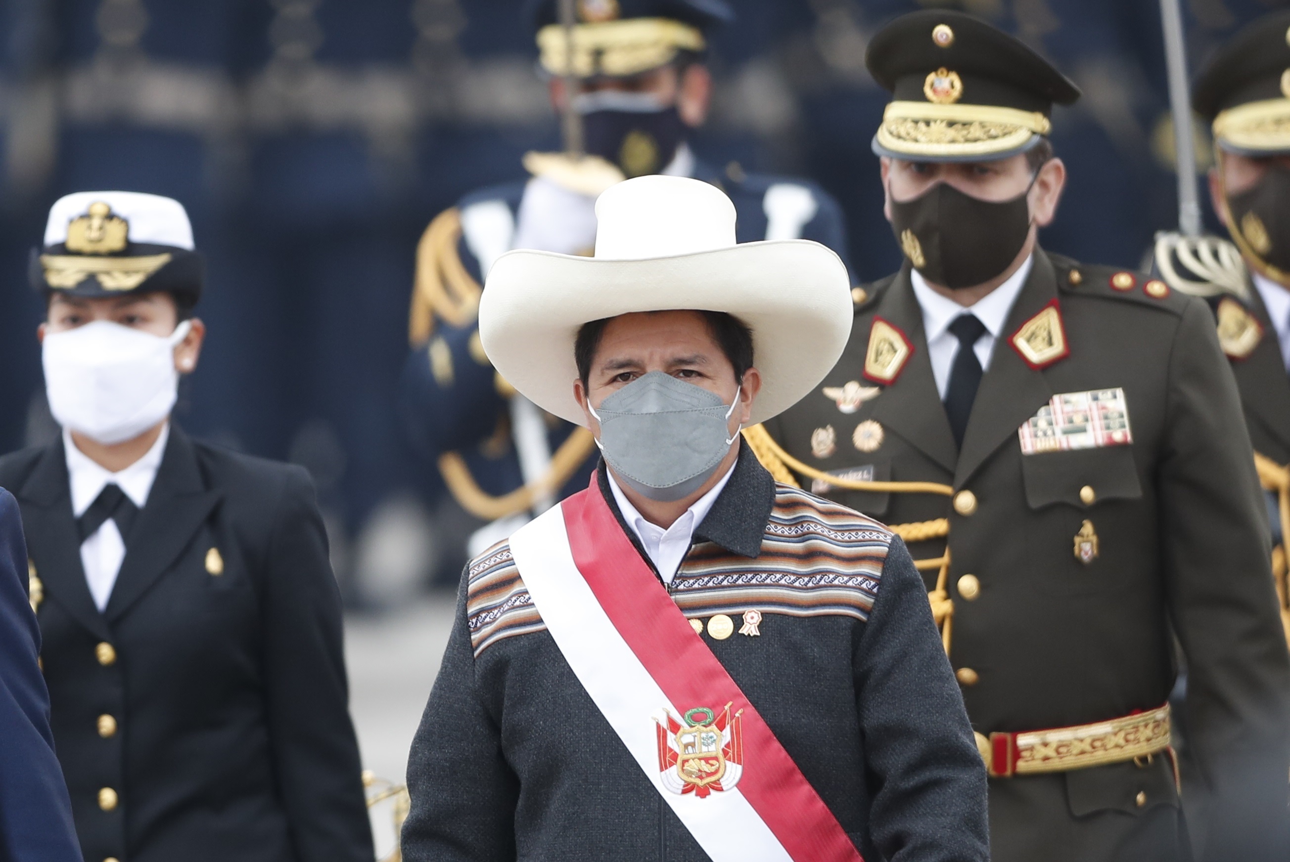 Pedro Castillo durante el desfile militar por las Fiestas Patrias (EFE/Paolo Aguilar)
