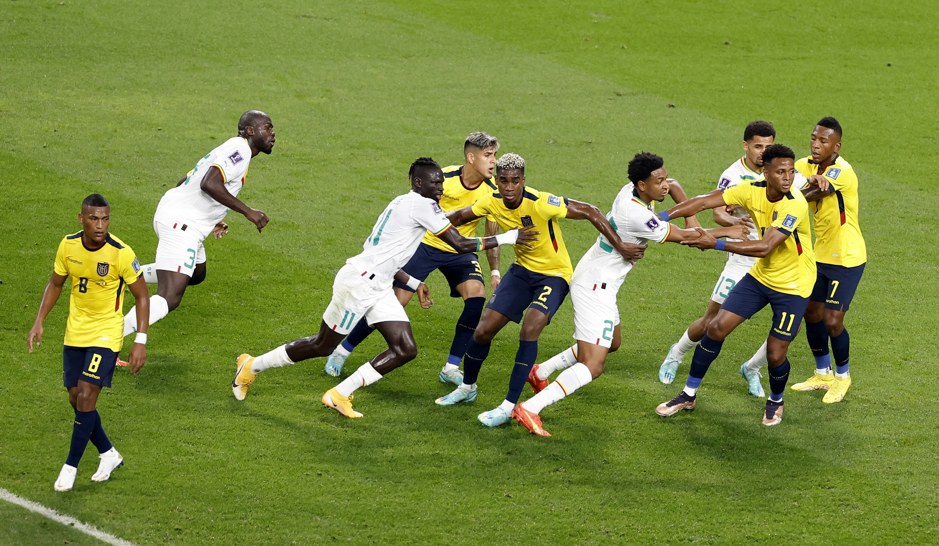 Preciado sufre un choque con Sarr y cae al suelo con algunas muestras de dolor.  REUTERS/Issei Kato