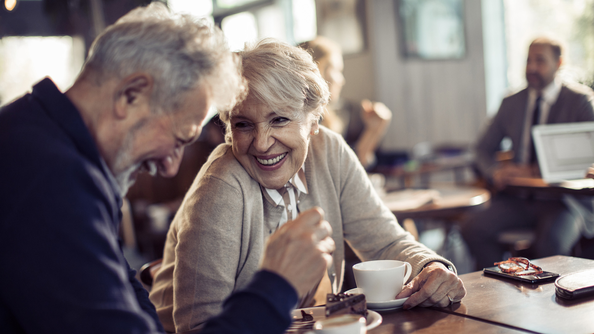 Las personas mayores se dividen en dos grupos a medida que envejecen: los que se vuelven mucho más felices y los que se vuelven mucho más infelices, sostuvo el investigador de Harvard