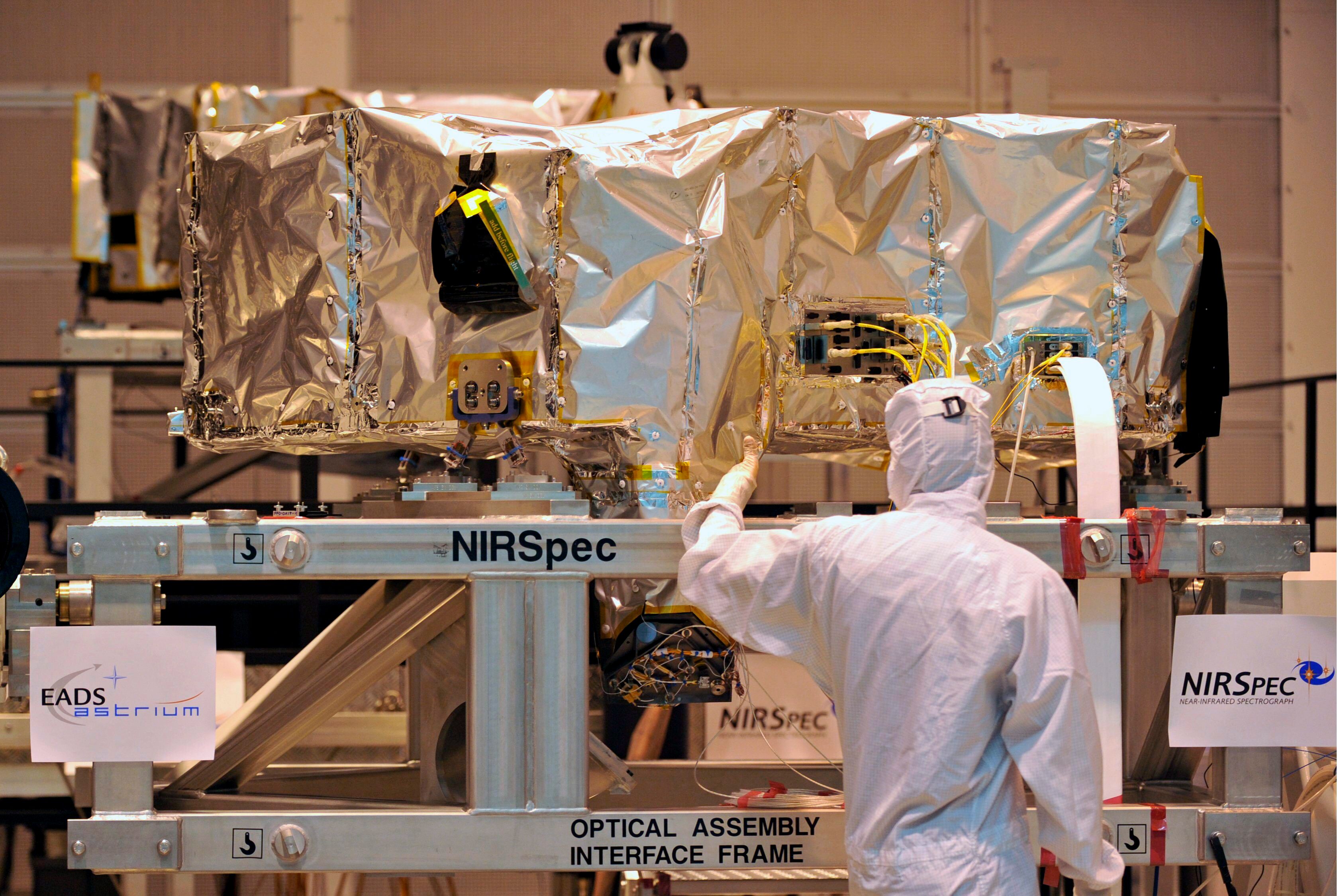 Un trabajador de la empresa Astrium, filial del grupo EADS, trabaja con el espectógrafo de rayos infrarojos o 'NIRSpec', en Múnich, Alemania. El 'NIRSpec', que pesa 200 kilos y tiene un valor de unos 100 millones de euros, forma parte del telescopio espacial James Webb (JWST), una iniciativa conjunta de Europa, Canadá y Estados Unidos, que, si se cumplen los anuncios hechos por la NASA, sustituirá al Hubble en 2014. EFE/ANDREAS GEBERT
