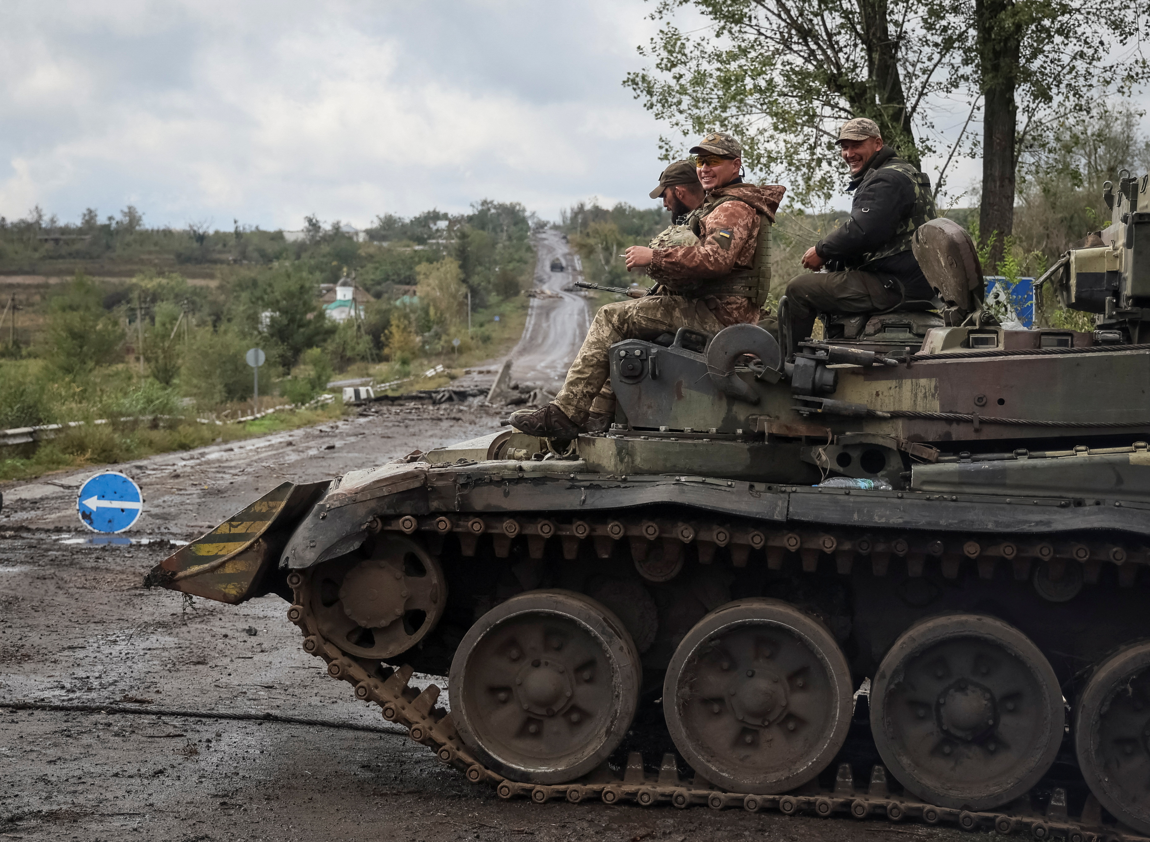 Ukrainian servicemen ride on Armoured Personnel Carrier (APC), as Russia's attack on Ukraine continues, in the village of Dolyna, Ukraine September 23, 2022.  REUTERS/Gleb Garanich