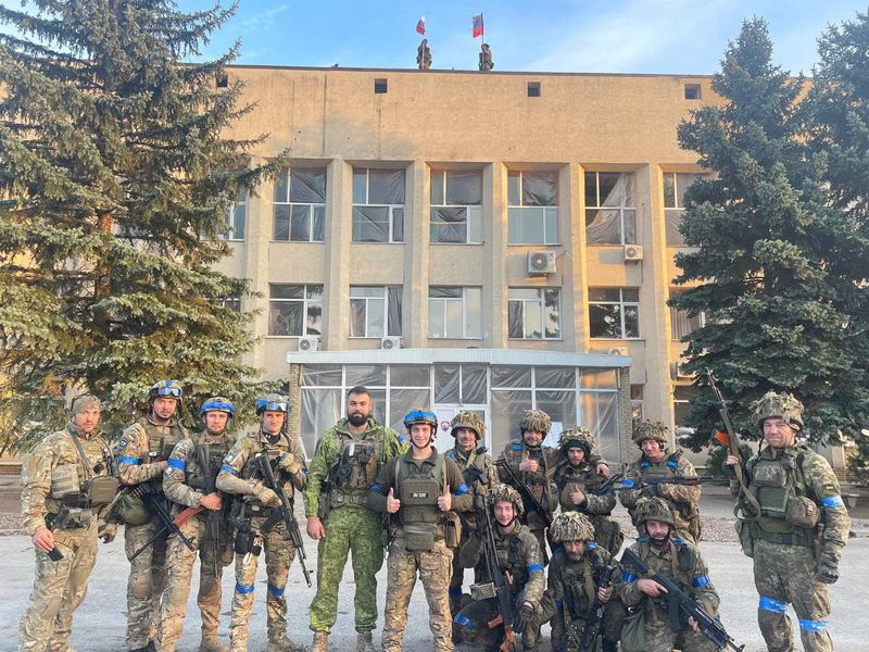 Tropas ucranianas posan en Lyman, una región clave de Donetsk (Reuters)