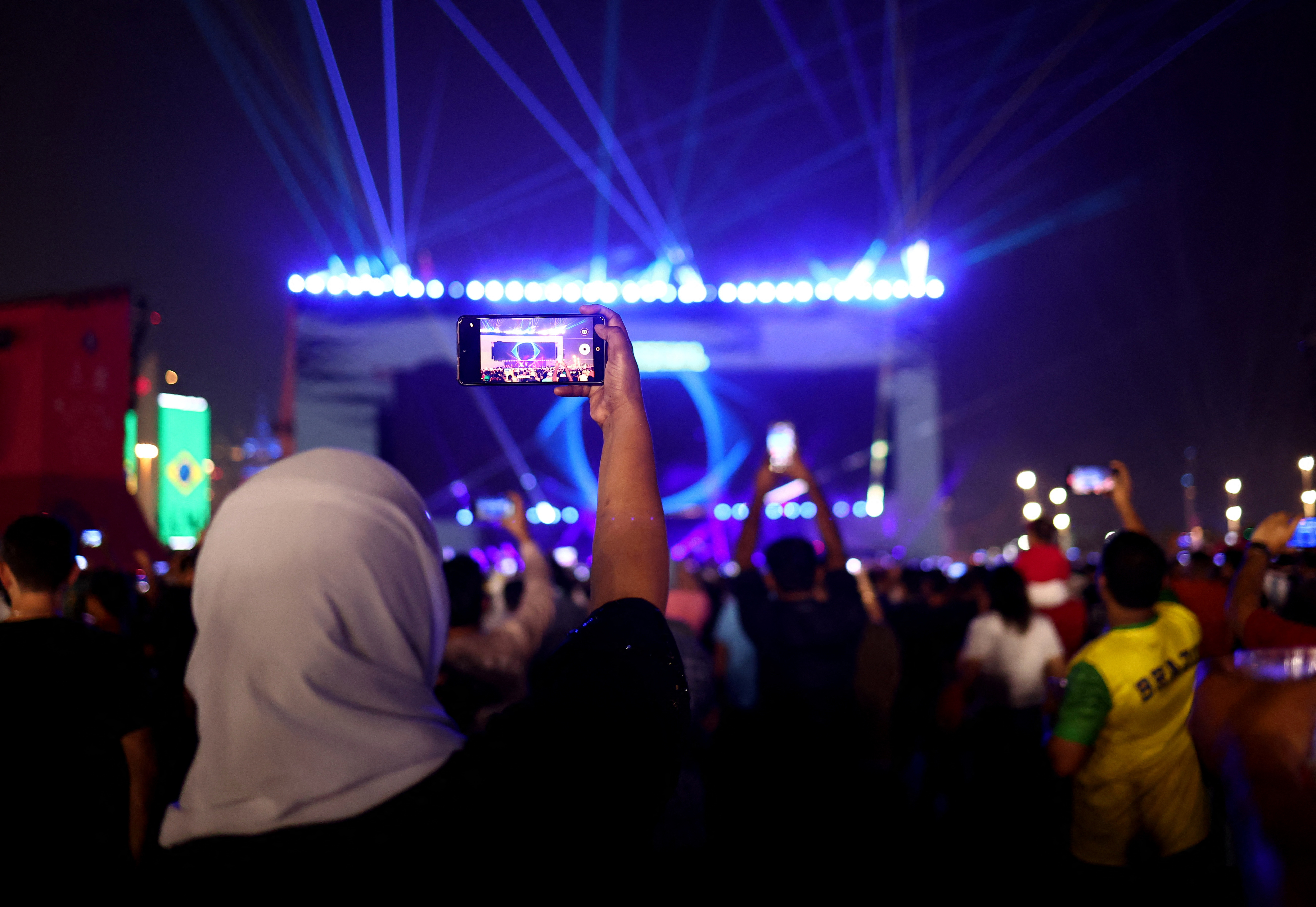 Miles de aficionados se acercaron al predio de Doha donde se transmitirán, a través de una pantalla gigante, todos los partidos del Mundial (Reuters)