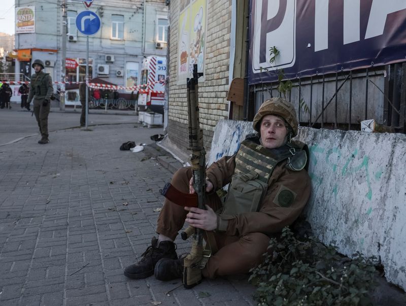 Un militar ucraniano se sienta en una calle tras el impacto de un dron ruso, durante el ataque de Rusia a Ucrania, en Kiev, Ucrania, 17 de octubre de 2022. REUTERS/Gleb Garanich