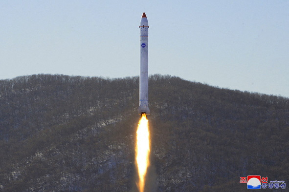 Analistas han dicho que el desarrollo de ese satélite permitirá a Corea del Norte encubrir las pruebas de los prohibidos misiles balísticos intercontinentales (ICBM), dado que comparten mucho de la misma tecnología. (REUTERS)