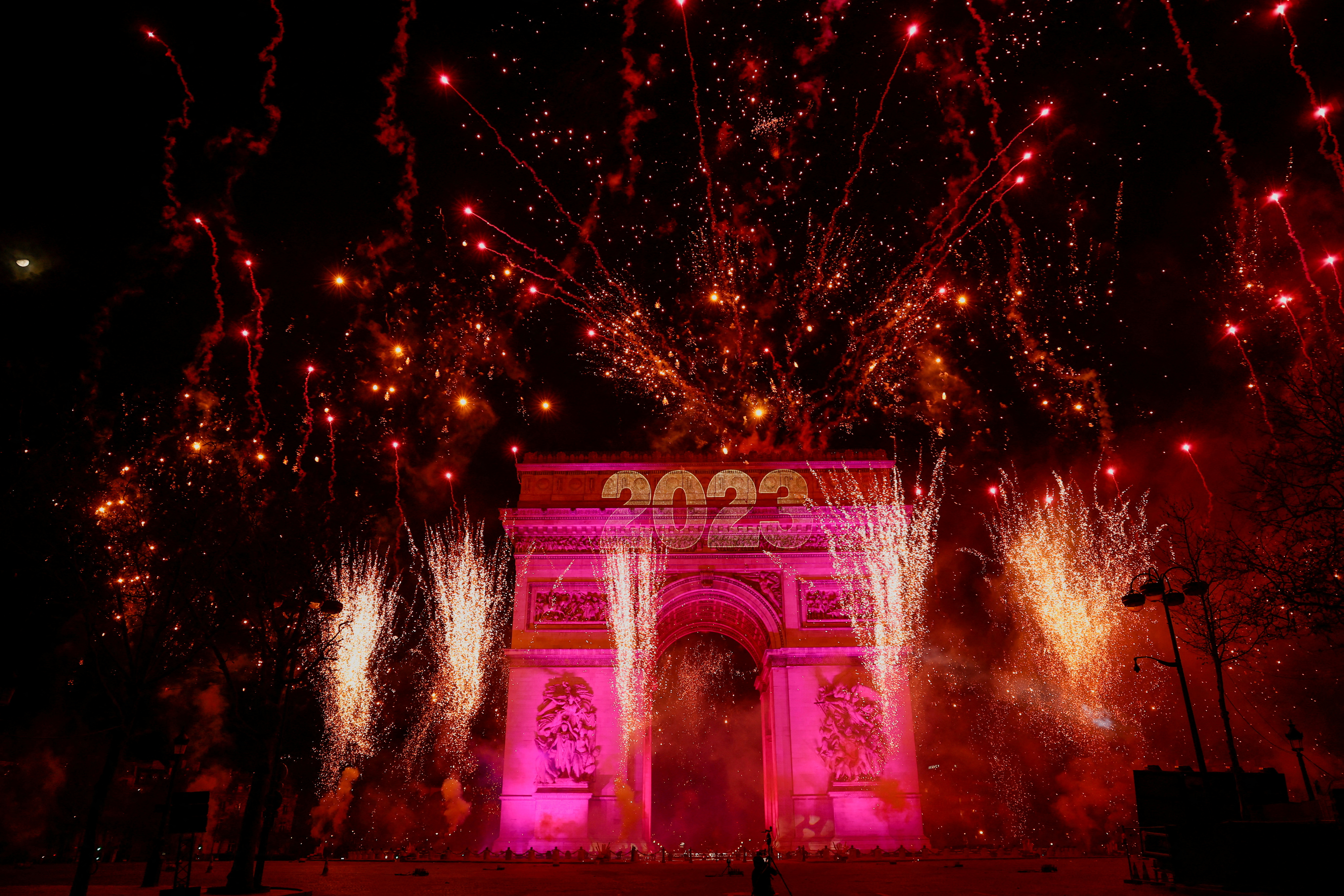 Los Campos Elíseos de París se llenaron con alrededor de un millón de personas, desde jóvenes con ganas de fiesta y champán hasta niños en carritos, para contemplar los fuegos artificiales en la capital francesa. (REUTERS)