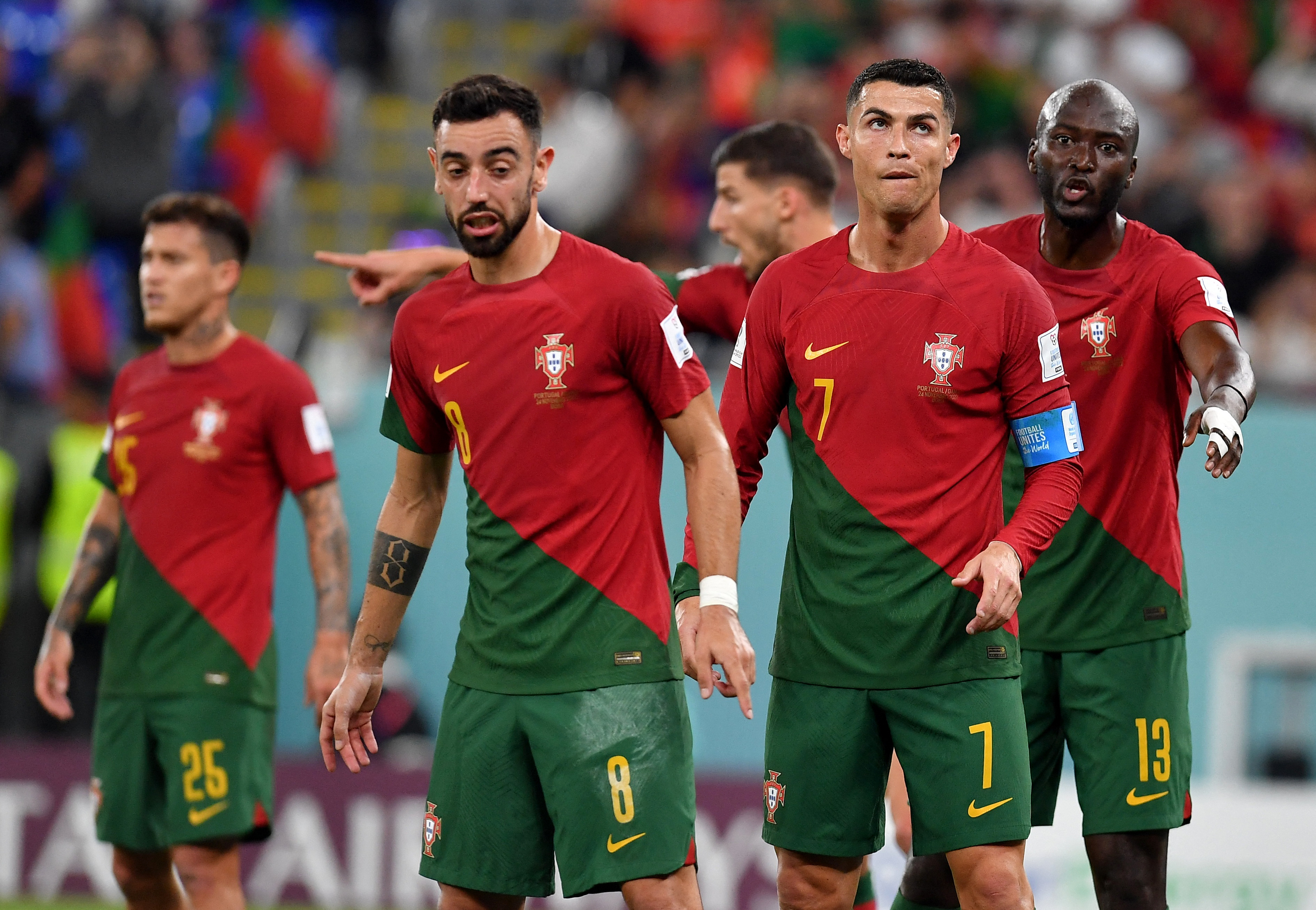 Bruno Fernandes, Cristiano Ronaldo y Danilo Pereira no se fueron conformes con el resultado. Foto: REUTERS/Jennifer Lorenzini