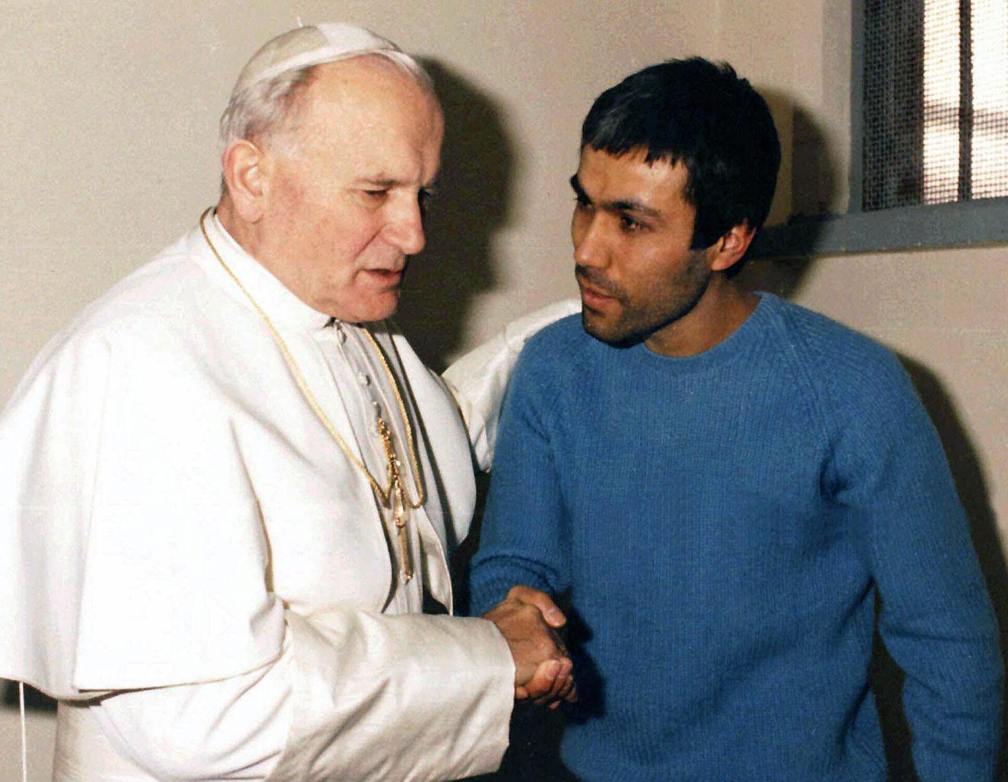 Agca fue condenado por la justicia italiana a cadena perpetua, más la pena especial de aislamiento, en julio de 1981. Dos años más tarde, Juan Pablo lo visitó en la cárcel romana de Rabibbia para otorgarle su perdón