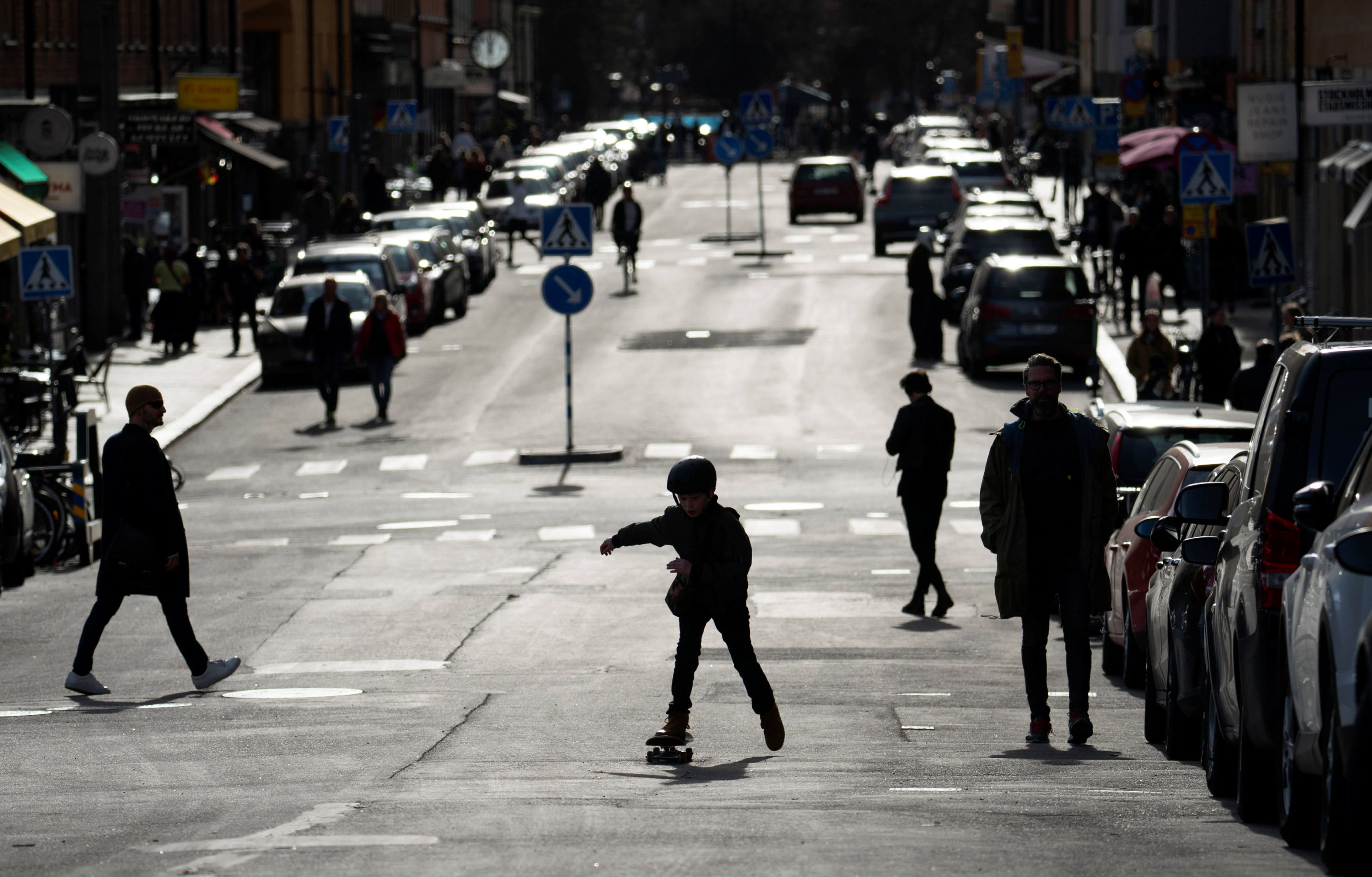 Un niño con un skate por las calles de Estocolmo durante el brote de coronavirus en Suecia. Anders Wiklund/TT News Agency/via REUTERS