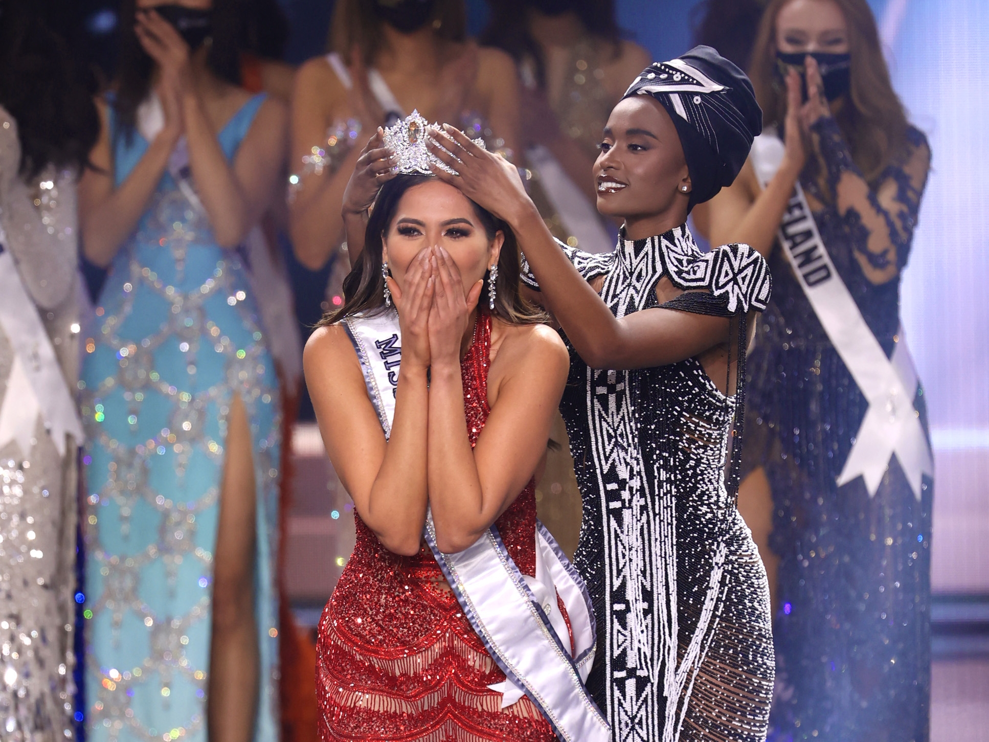 HOLLYWOOD, FLORIDA - MAY 16: Miss Mexico Andrea Meza is crowned Miss Universe 2021 onstage at the Miss Universe 2021 Pageant at Seminole Hard Rock Hotel & Casino on May 16, 2021 in Hollywood, Florida.   Rodrigo Varela/Getty Images/AFP (Photo by Rodrigo Varela / GETTY IMAGES NORTH AMERICA / Getty Images via AFP)