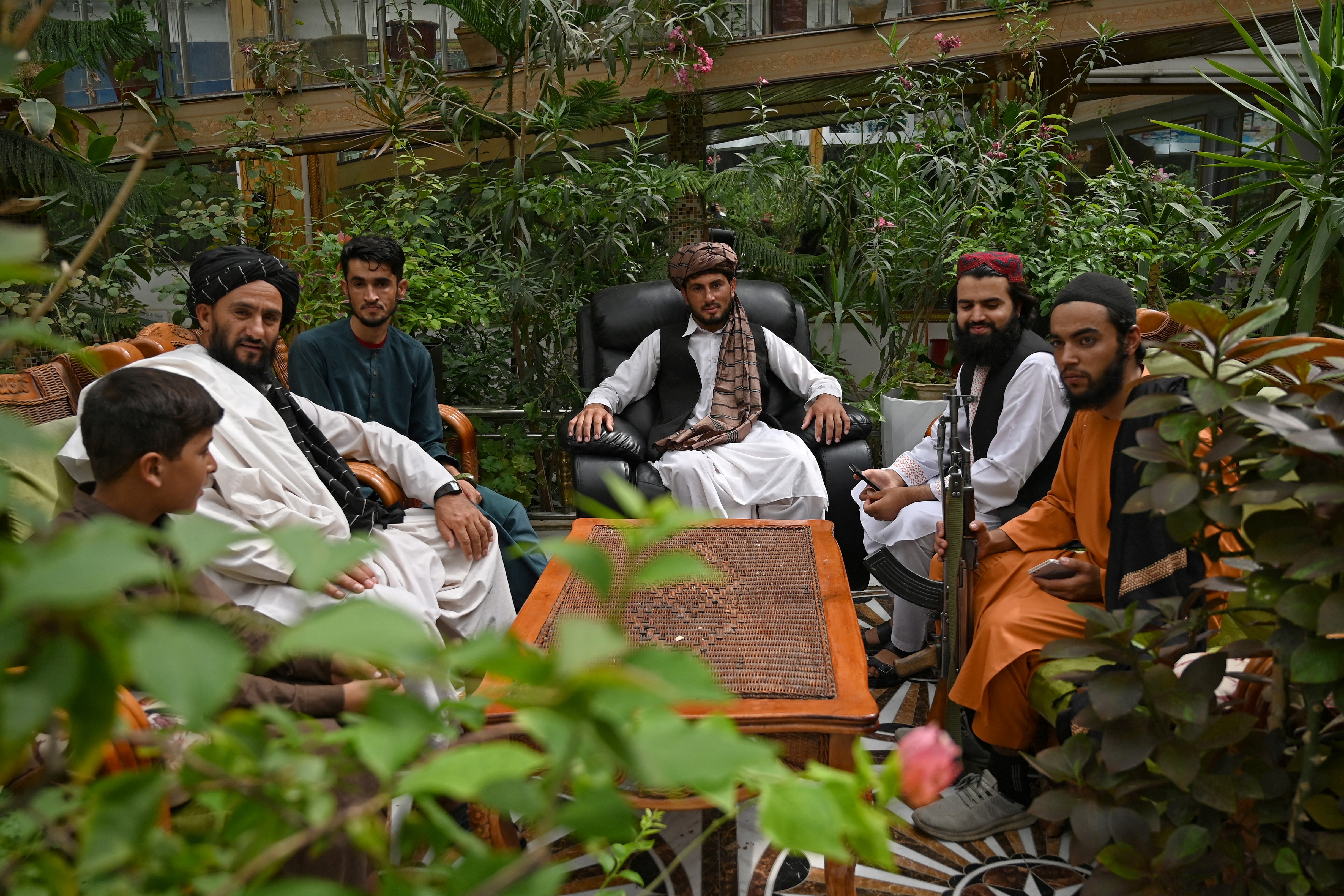 La opulenta villa les ha dado a los austeros islamistas un vistazo a las vidas de los antiguos gobernantes de Afganistán, y dicen que el lujo es el producto de años de corrupción endémica.  (Wakil KOHSAR / AFP)