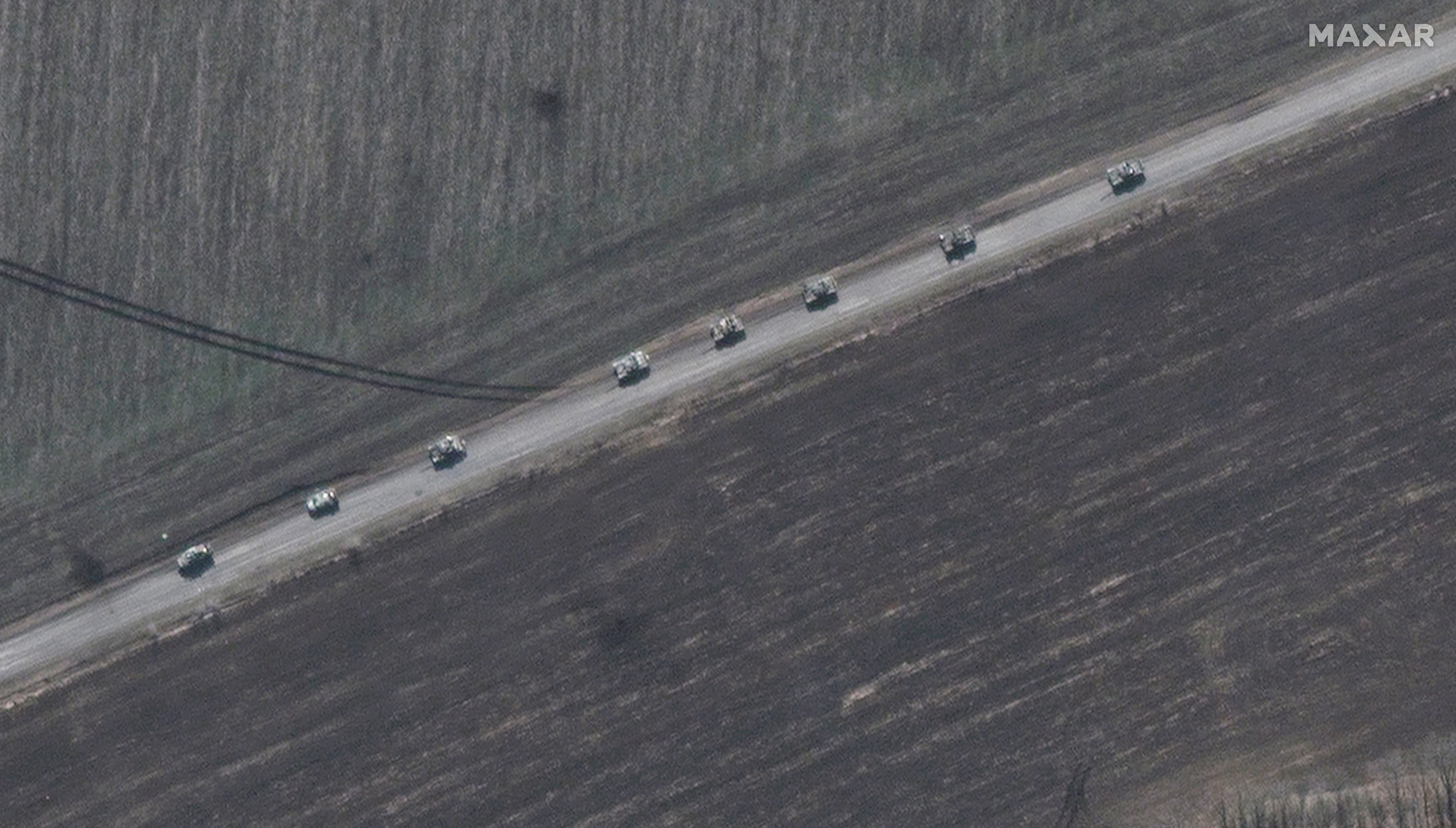 La imagen satelital muestra una parte del largo convoy ruso que se desplazó en las últimas horas por una ruta del sur de la ciudad de Izyum, en Ucrania (REUTERS )