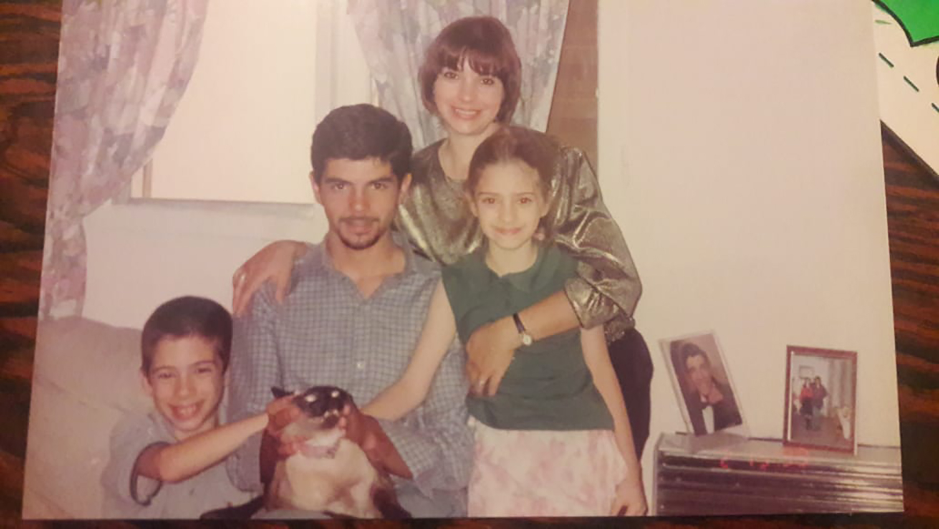 Mónica con sus tres hijos: Fernando, Marianela y Denis (abajo a la izquierda). "Es del año 1998, antes de que mi hermano mayor se fuera a vivir al exterior", cuenta Denis