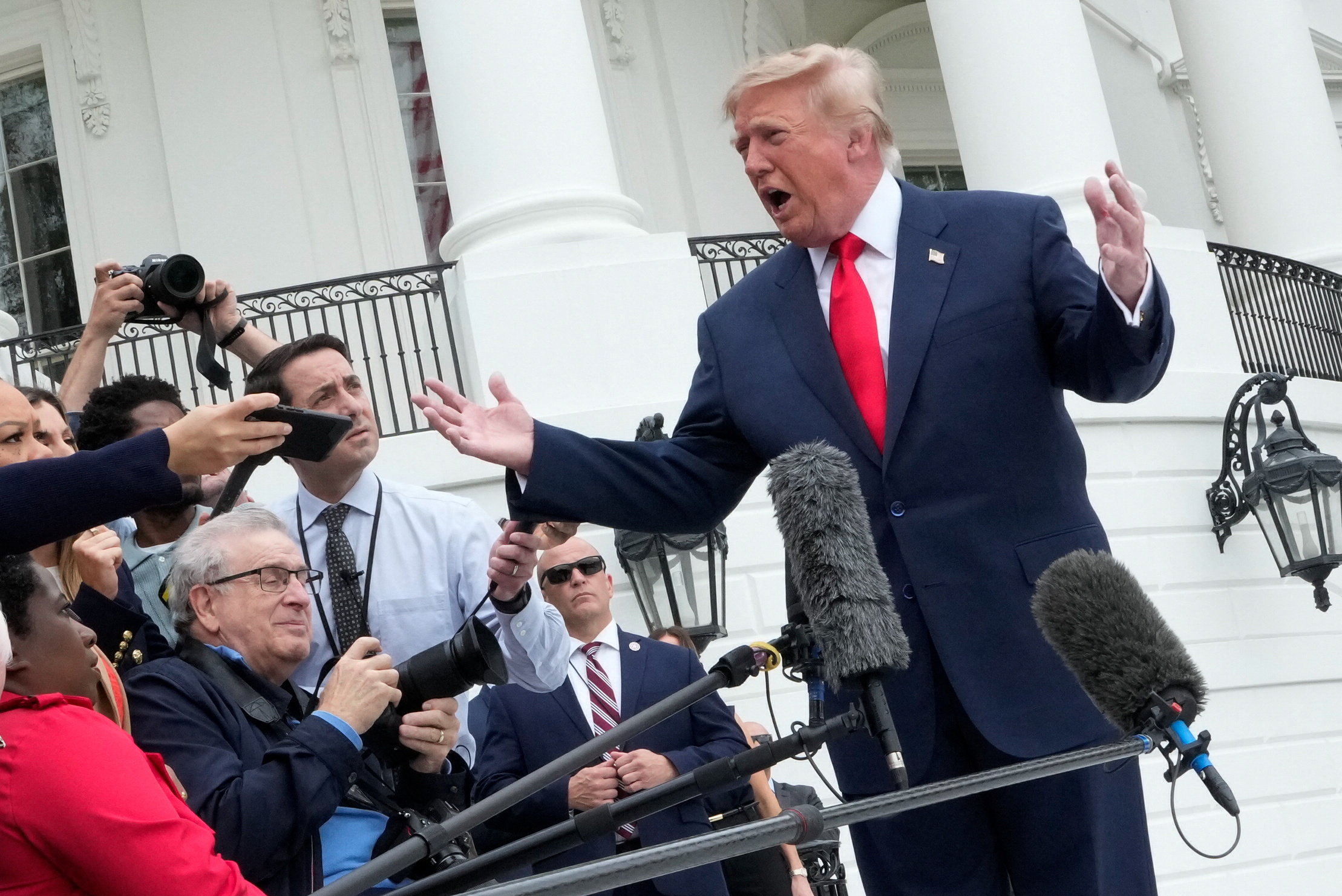 Trump criticó a Zelensky por los ataques contra refinerías rusas y dijo que Ucrania necesita "un nuevo presidente"