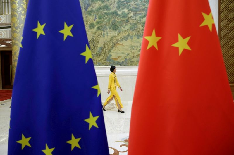 Imagen de archivo de un asistente caminando junto a las banderas de la Unión Europea y China antes del Diálogo Económico de Alto Nivel de la UE y China en la Casa de Huéspedes de Estado Diaoyutai en Pekín, China. 25 de junio, 2018. REUTERS/Jason Lee/Archivo