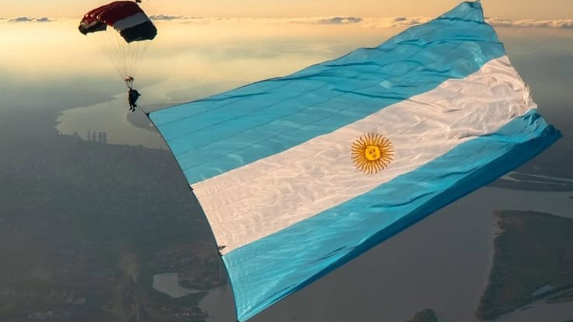 El paracaidista que cumple el sue&ntilde;o de hacer volar la bandera m&aacute;s grande de Am&eacute;rica sobre el cielo de Rosario  