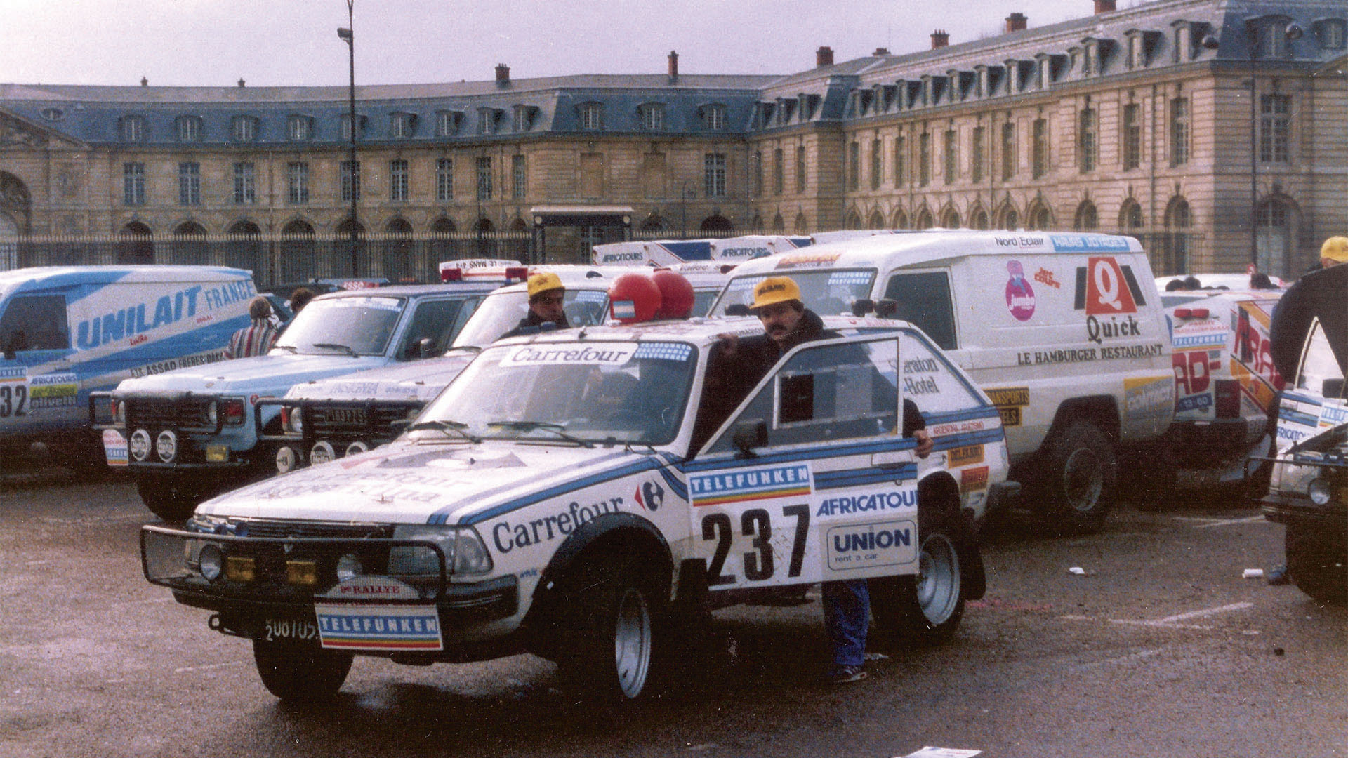 Uno de los autos listo para entrar en Parque Cerrado en Versalles, antes del inicio del Rally París-Dakar de 1987