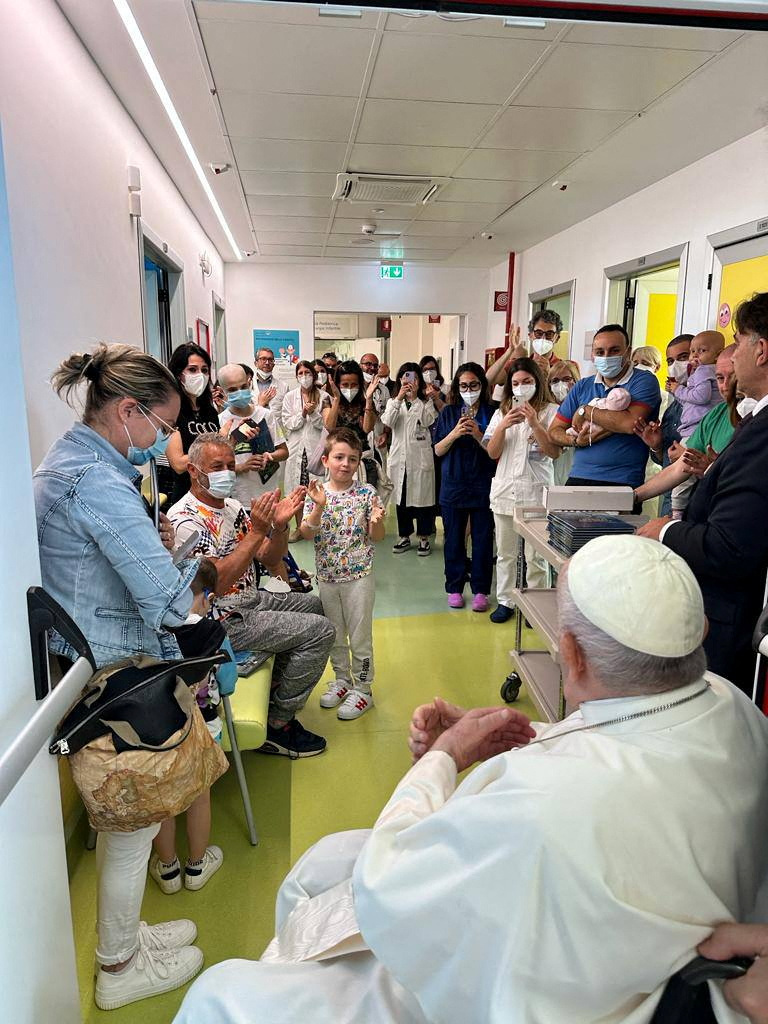 El Papa Francisco visita a los niños en el departamento de oncología pediátrica del hospital Gemelli, en Roma, Italia, 15 de junio de 2023. Vatican Media/?Handout via REUTERS