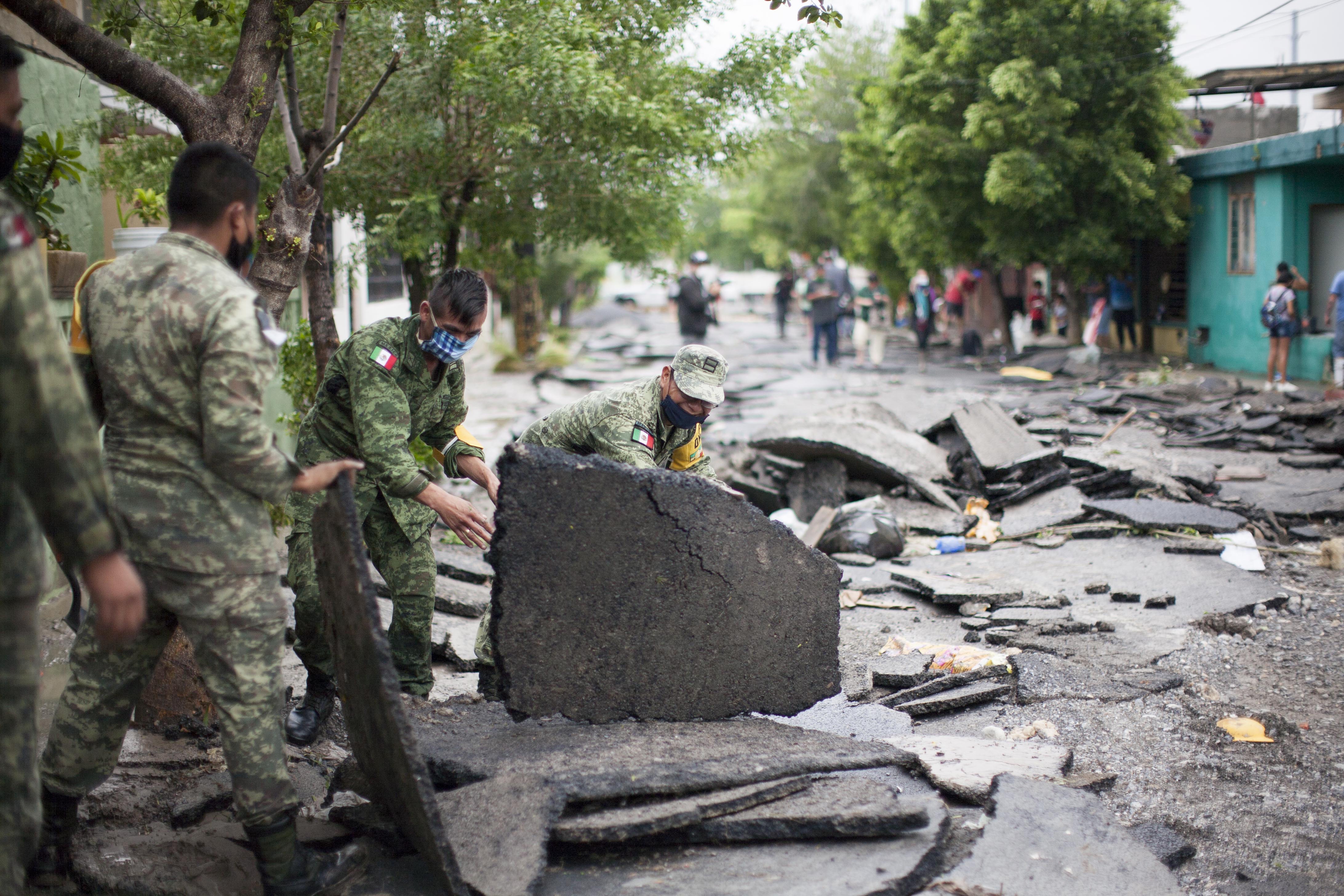 Miembros del ejército mexicano realizan trabajos de limpieza después de las fuertes lluvias dejadas por la tormenta Hanna en el área metropolitana de Monterrey, estado de Nuevo León, México, el 27 de julio de 2020.