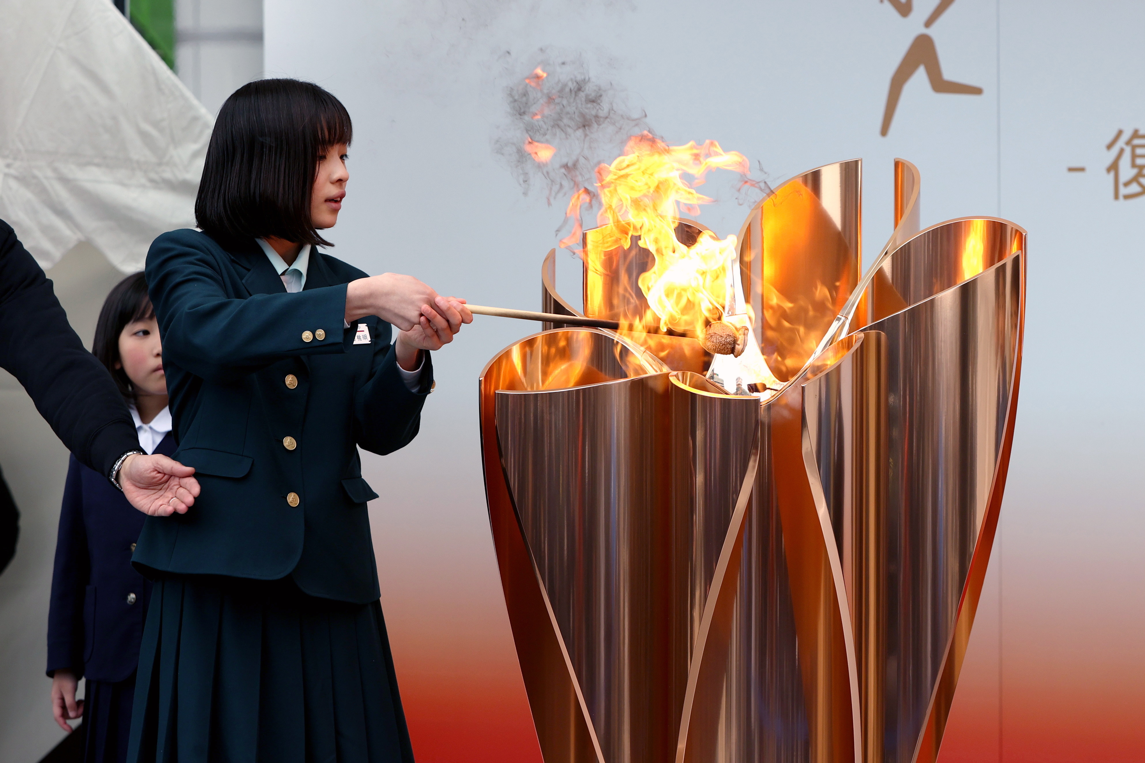 Los organizadores de los Juegos Olímpicos de Tokio 2020 marcaron este martes 100 días para el comienzo del relevo de la antorcha olímpica, que recorrerá las 47 prefecturas del país, con un evento de iluminación de la icónica torre Skytree de Tokio. EFE/EPA/FRANCK ROBICHON/Archivo
