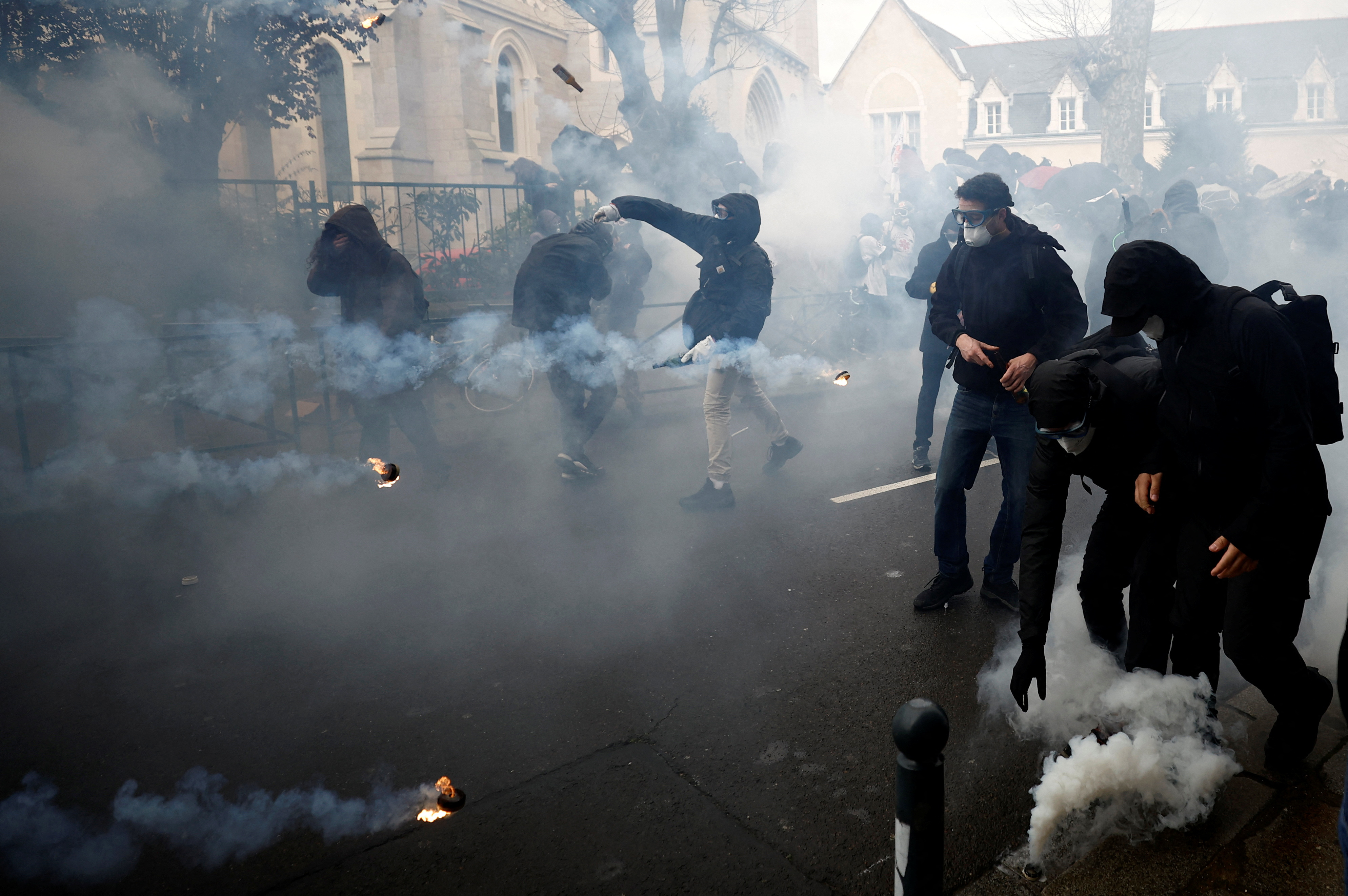 Disturbios en Francia en otra protesta: los sindicatos redoblan la presión contra la reforma de pensiones impulsada por Macron