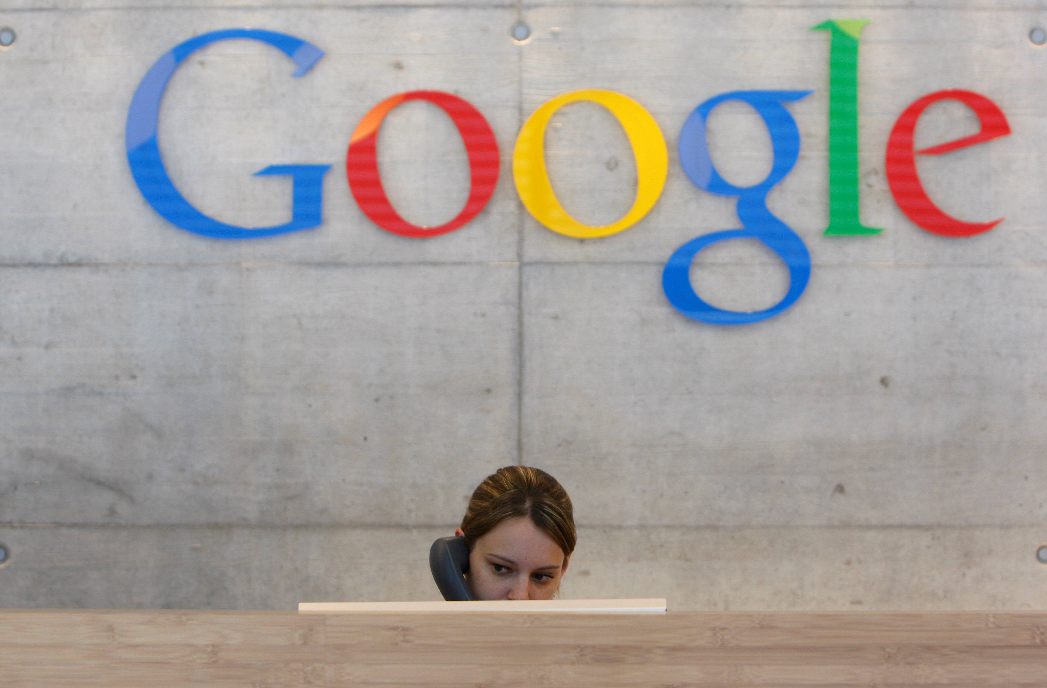 Google dijo el viernes que estaba exigiendo temporalmente pruebas semanales de COVID-19 (REUTERS/Christian Hartmann)