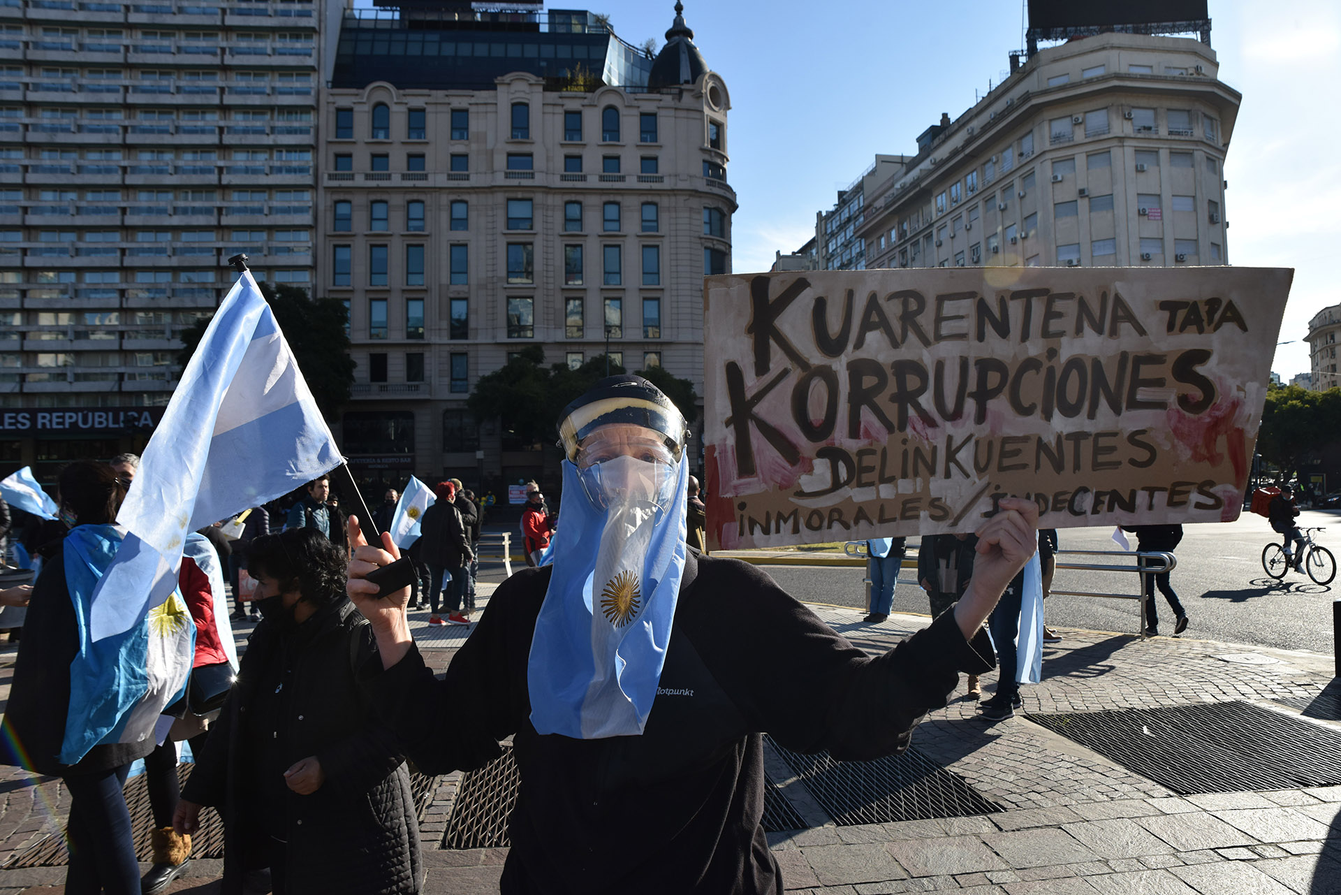 Muchos de los ciudadanos que salieron a manifestarse mostraron su posición política en las pancartas