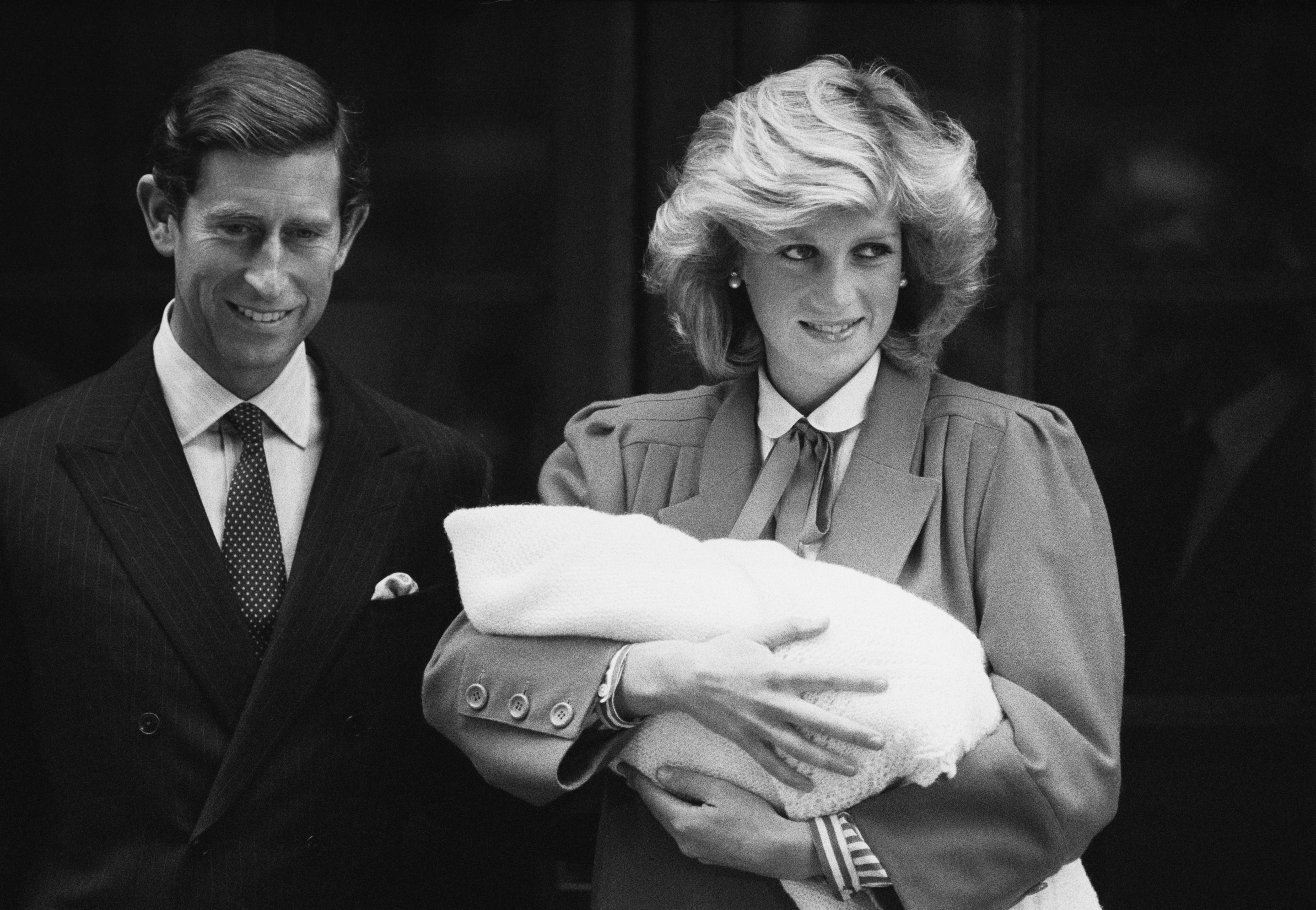 Diana Princesa de Gales y el Príncipe Carlos con el recién nacido Príncipe Harry, abandonan el Hospital St Mary's en Paddington, Londres, Reino Unido, 16 de septiembre de 1984; Diana lució un conjunto diseñado por Jan Van Velden. (Foto de Steve Wood/Daily Express/Hulton Archive/Getty Images)
