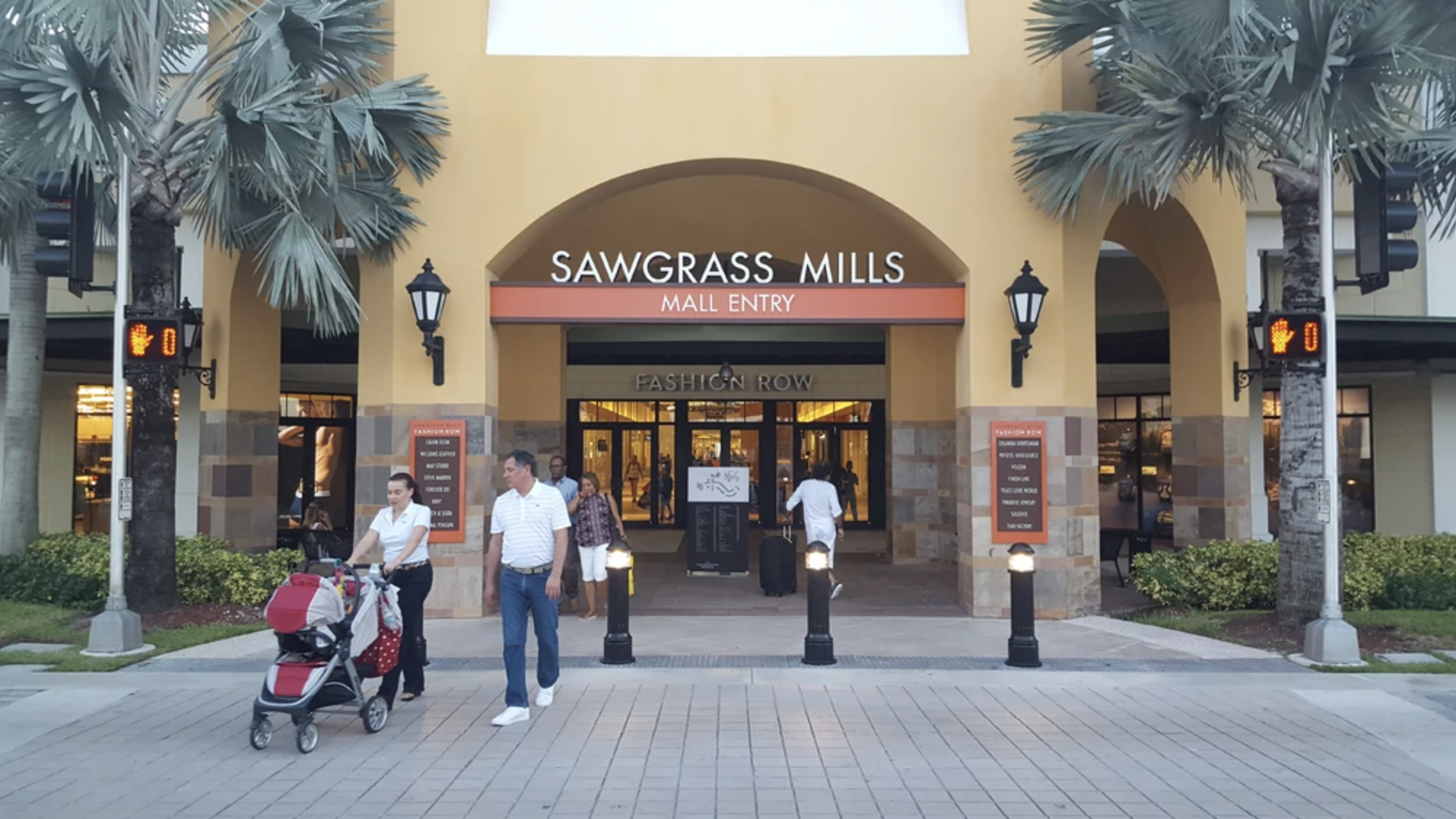 Aunque algo lejos, el Sawgrass Mills es un oasis de tiendas de descuento, entretenimiento familiar y cómodas instalaciones. 