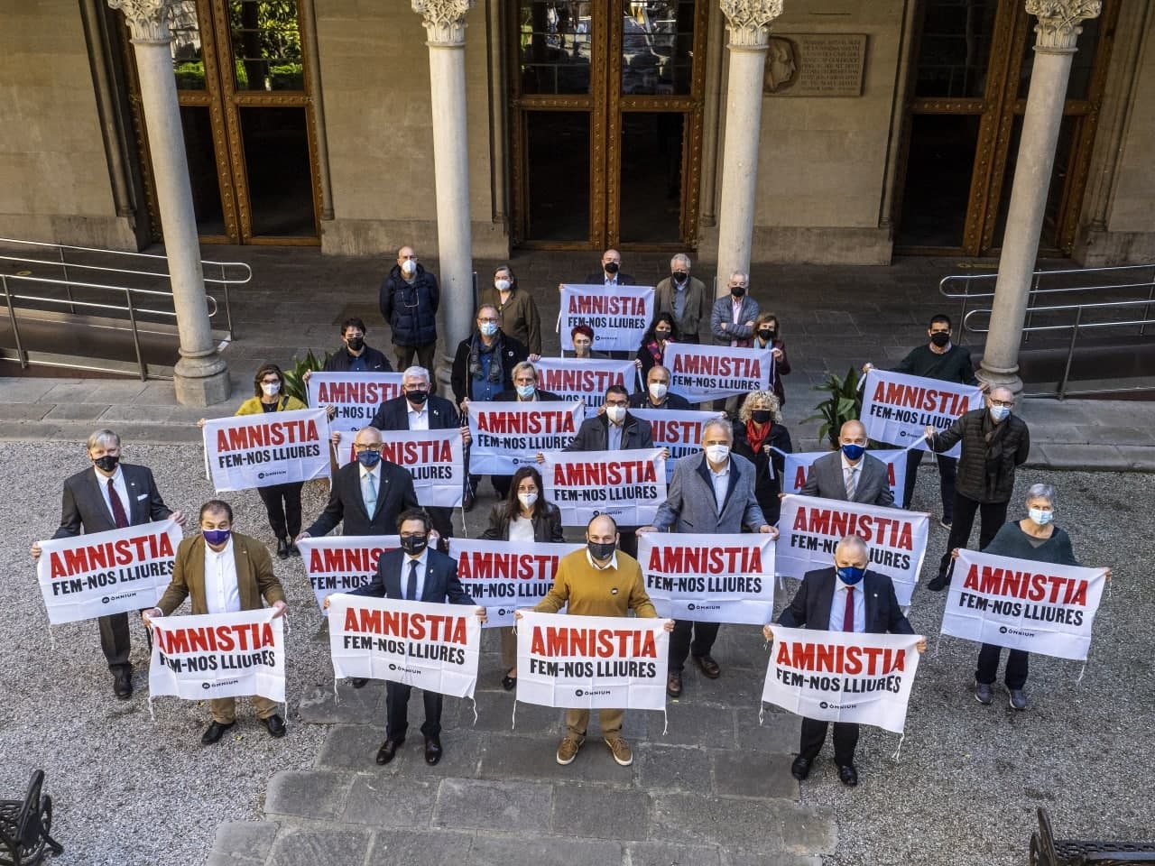 28/03/2021 Rectores de universidades públicas catalanas junto al vicepresidente de Òmnium, Marcel Mauri, en una acción para reclamar la amnistía para los presos del 1-O
POLITICA 
ÒMNIUM CULTURAL
