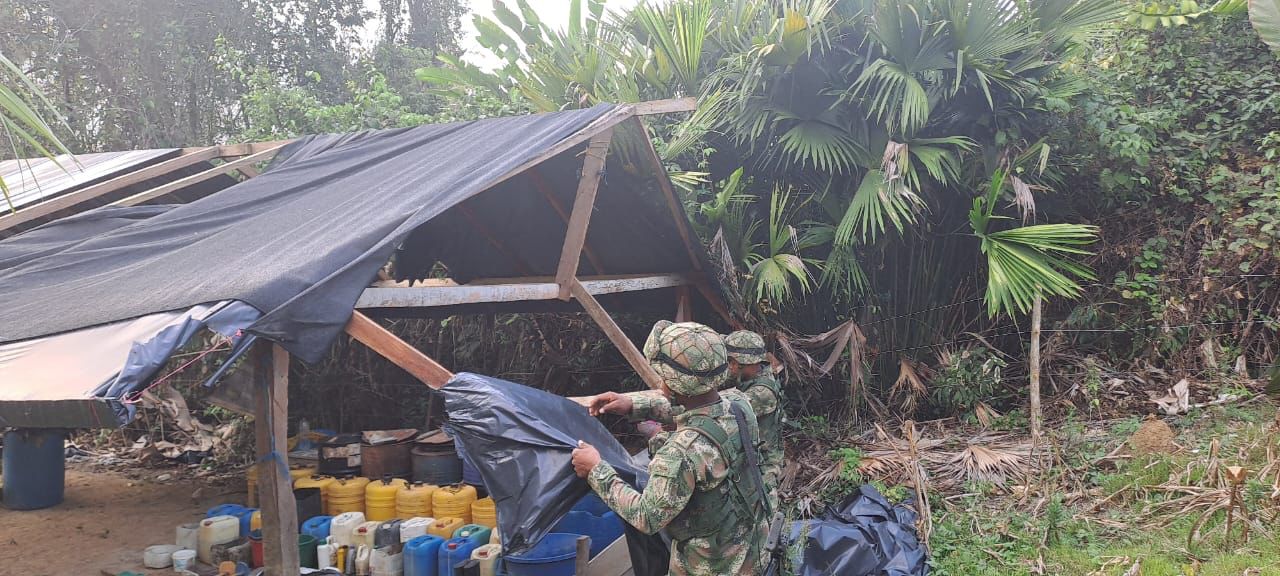 Armada de Colombia destruye diez laboratorios de coca pertenecientes a las disidencias de las FARC, en Nariño