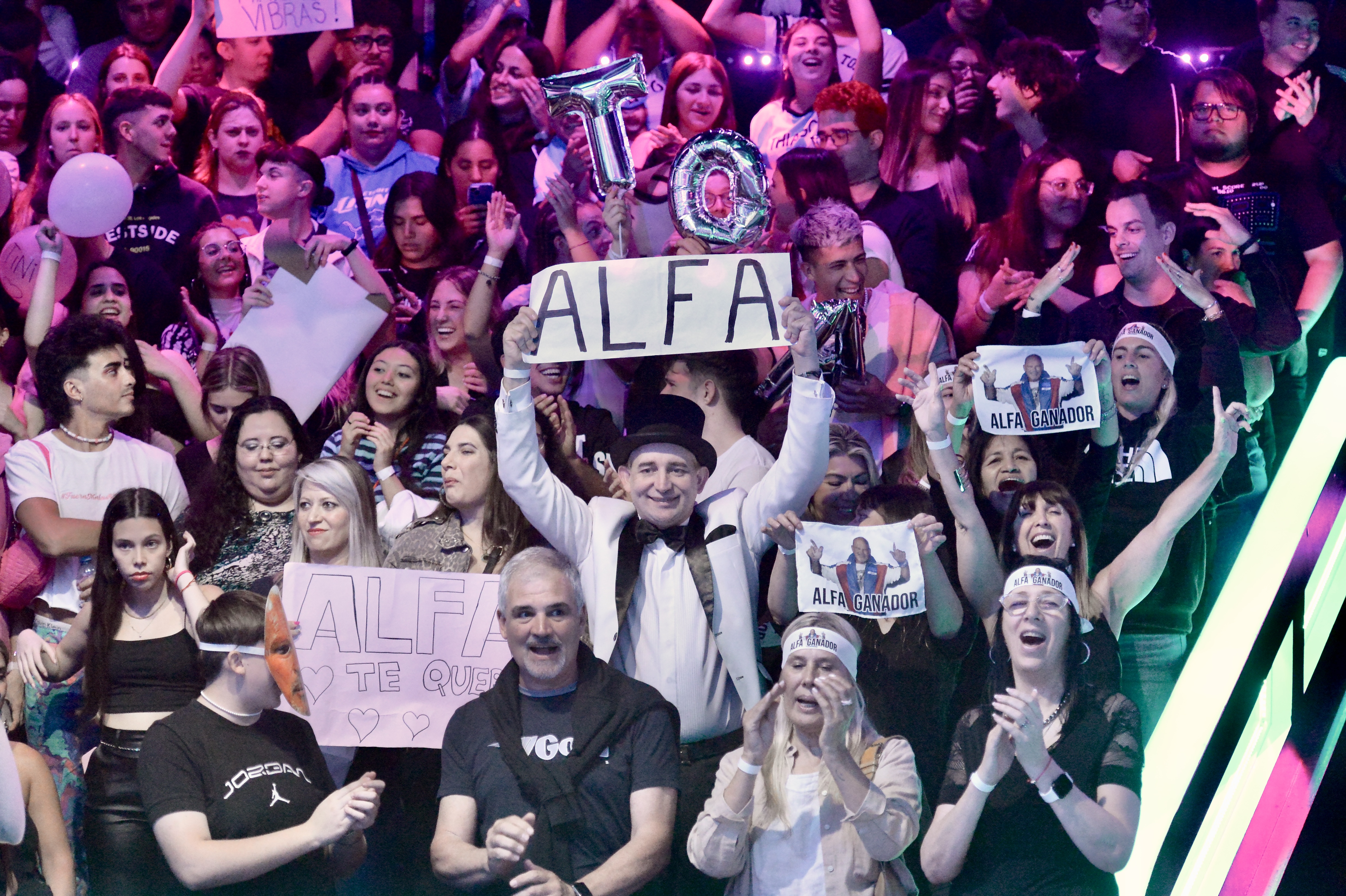 Los seguidores de Alfa con el Mago Sin Dientes a la cabeza