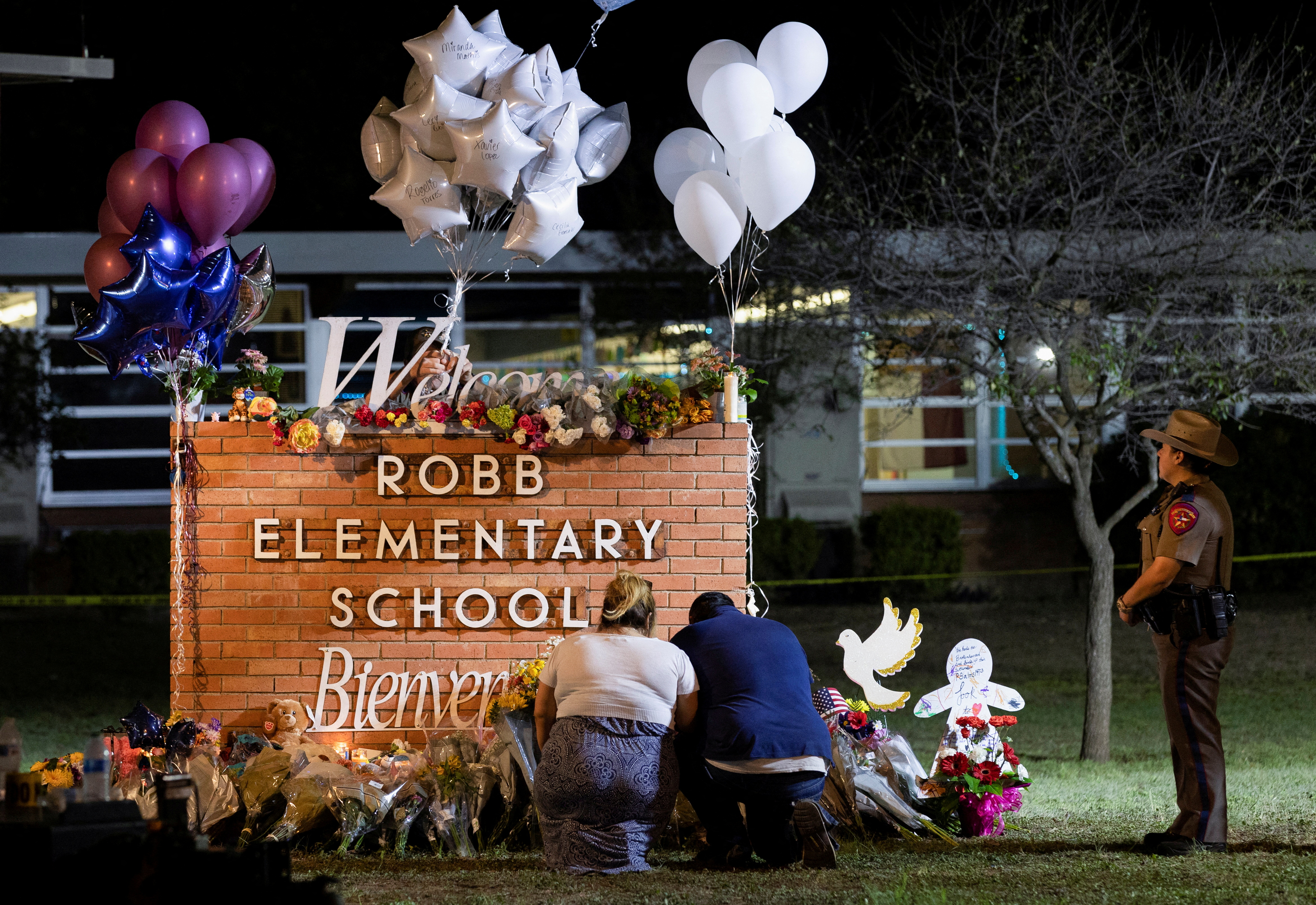Stephanie y Michael Chavez de San Antonio presentan sus respetos en un memorial improvisado afuera de la Escuela Primaria Robb, el sitio de un tiroteo masivo, en Uvalde, Texas, EEUU, el 25 de mayo de 2022. REUTERS/Nuri Vallbona     
