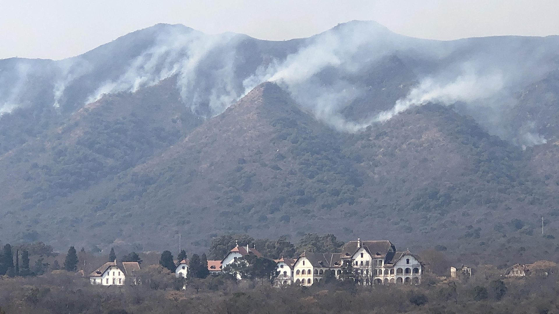 En Santa María de Punilla el incendio comenzó a última hora del domingo a la tarde. Hay muchas viviendas cercanas que comenzaron a ser evacuadas.