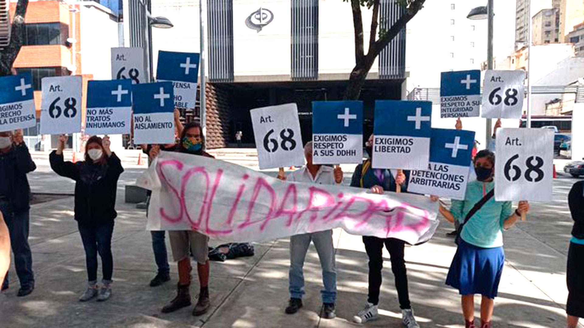 Un grupo de activistas, frente a la Fiscalía, exigiendo libertad para los integrantes de Azul Positivo quienes están detenidos