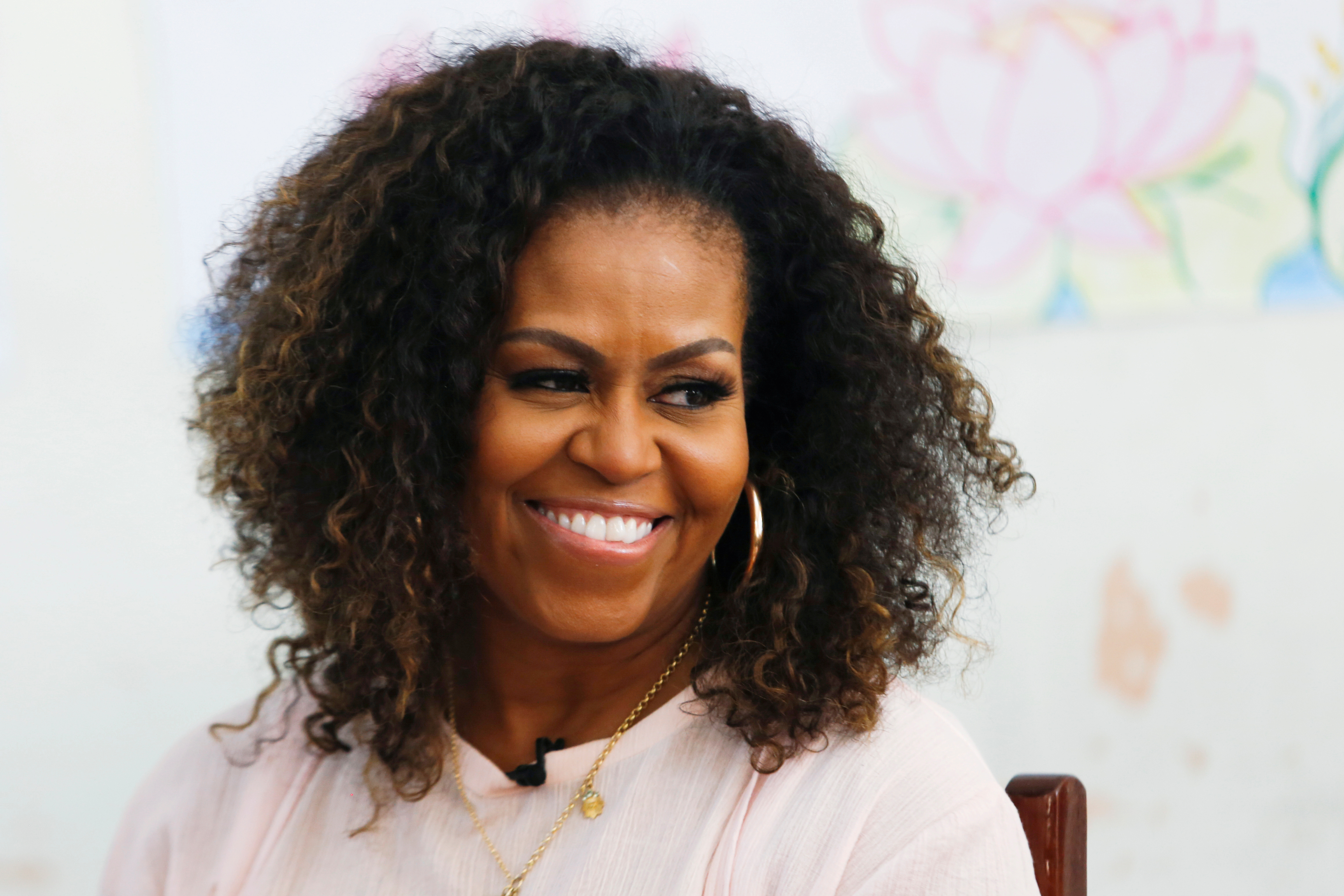 En 2018, durante una presentación ante un grupo de estudiantes en Inglaterra, Michelle Obama reconoció haber padecido el Síndrome del Impostor (REUTERS/Yen Duong/File Photo)