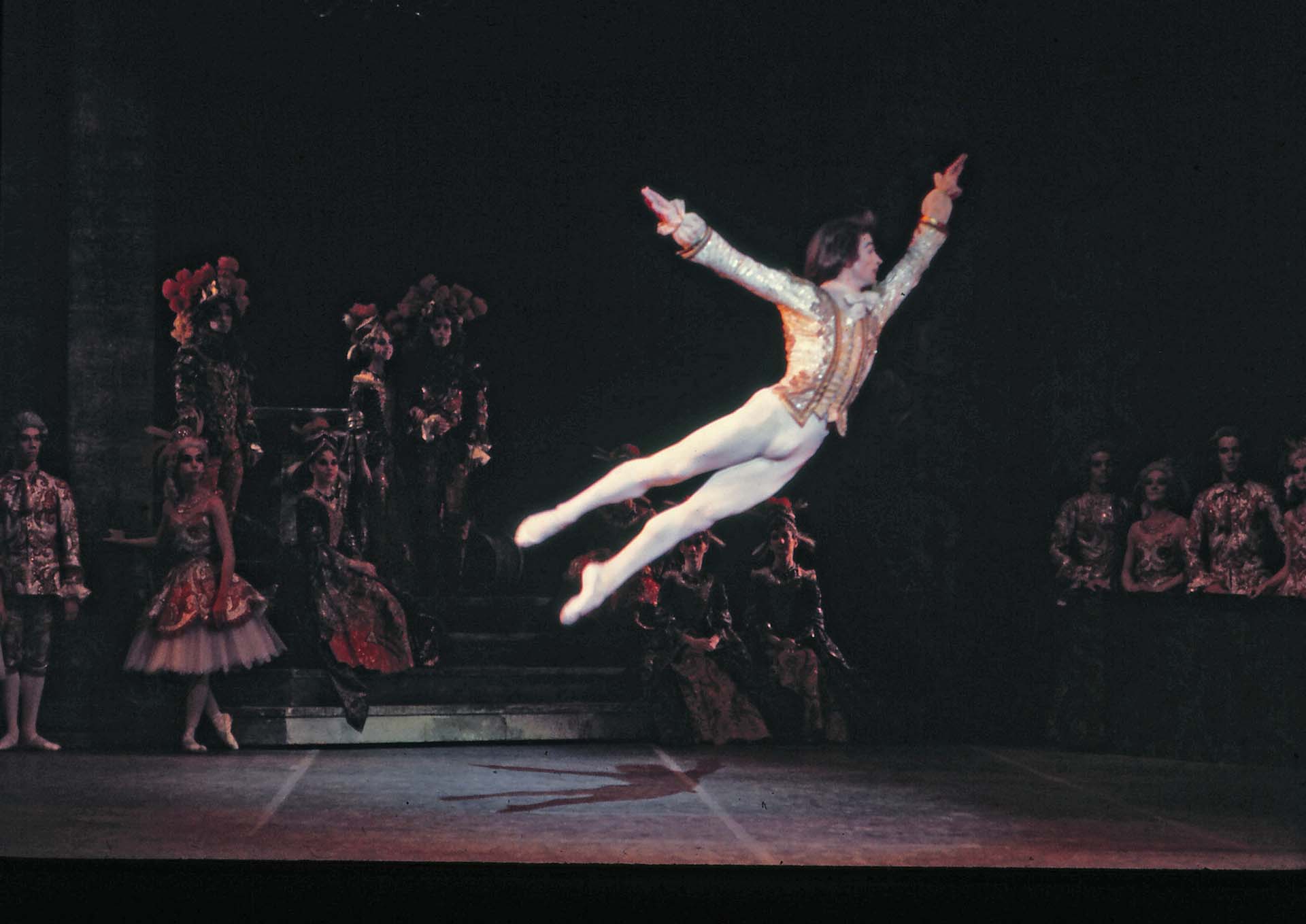 Rudolf Nureyev tenía 23 años y era una de las estrellas del Ballet Kirov de la Unión Soviética, cuando pidió asilo político en Francia. (Foto: Jack Mitchell/Getty Images)