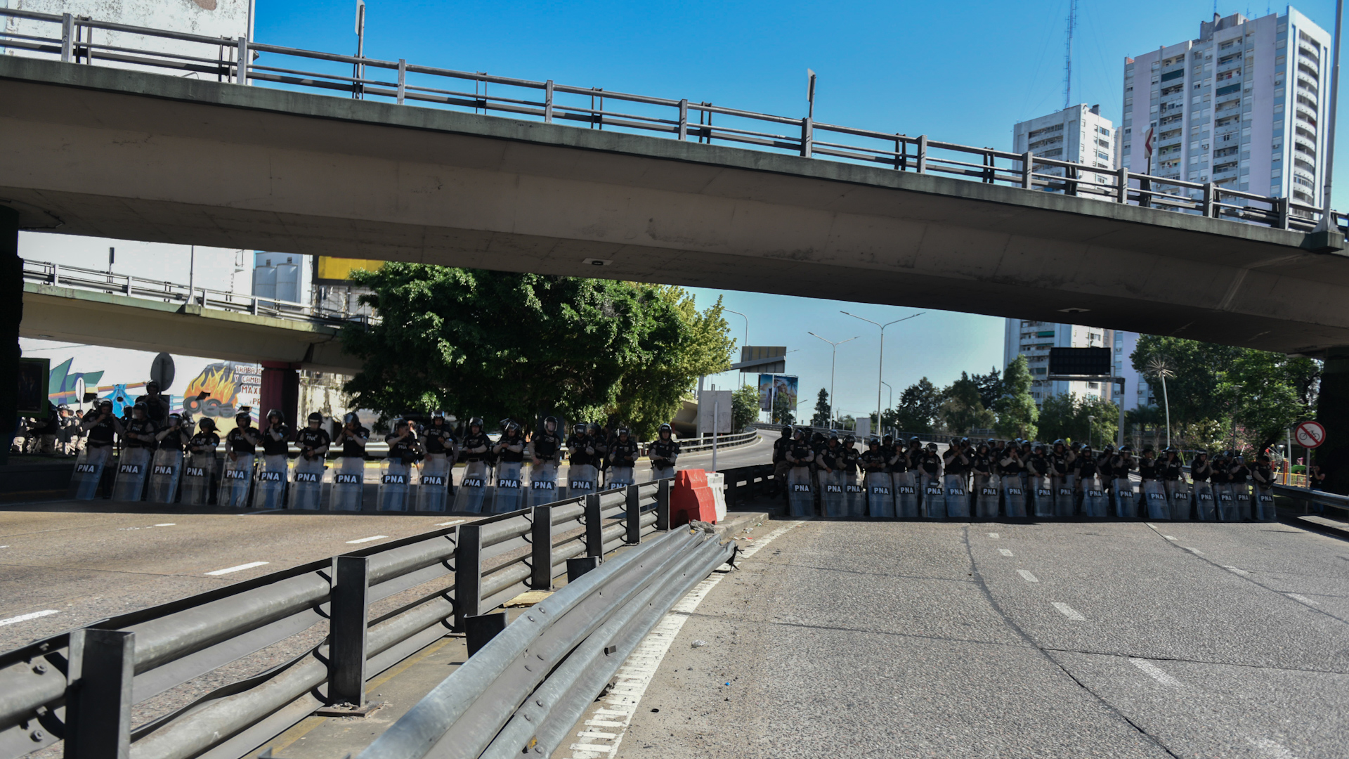 El Puente Pueyrredón es uno de los lugares elegidos por ex empleados de empresas privadas para llevar adelante la protesta (Foto: Adrián Escandar)