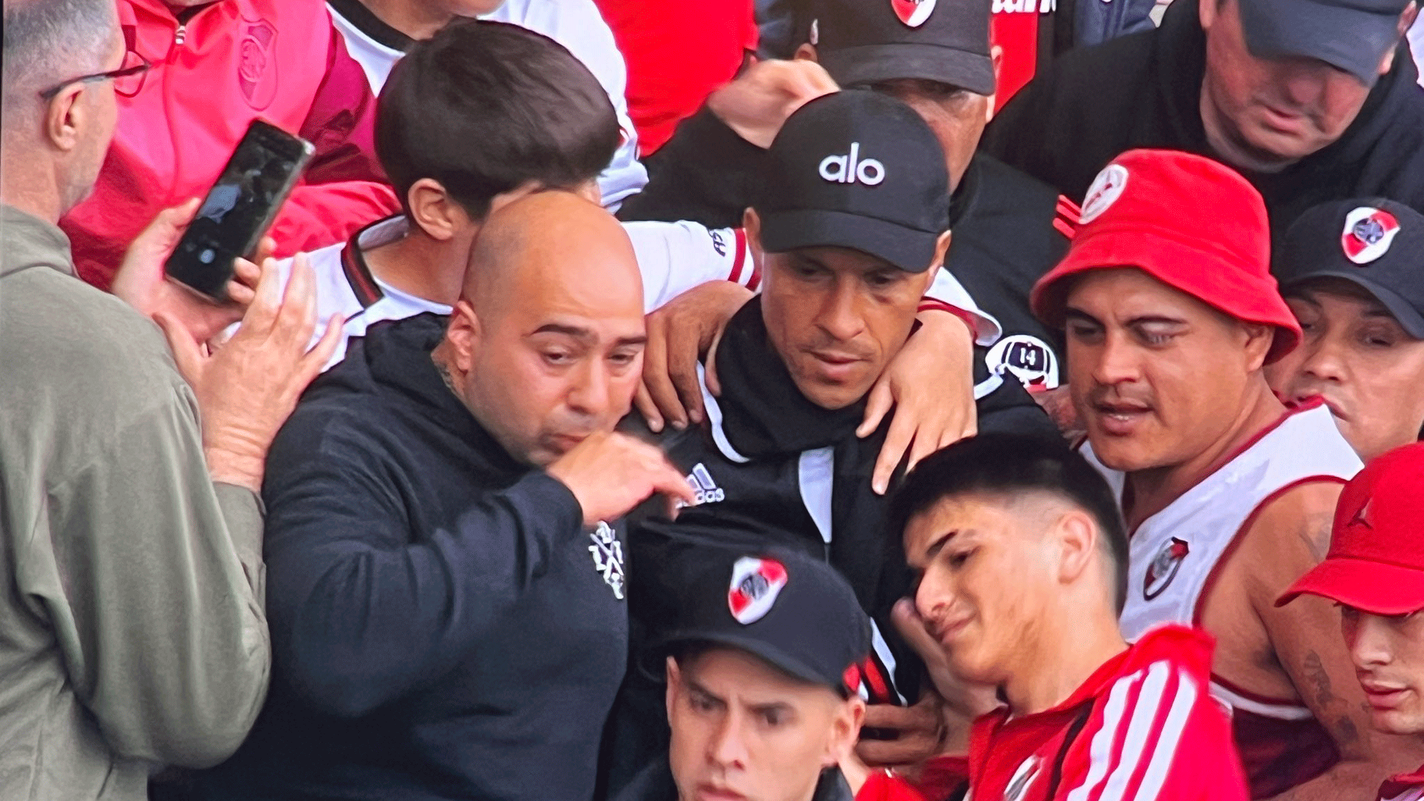 Enzo Pérez sorprendió al aparecer en la popular de River Plate en Córdoba antes del duelo con Belgrano: la reacción de los hinchas