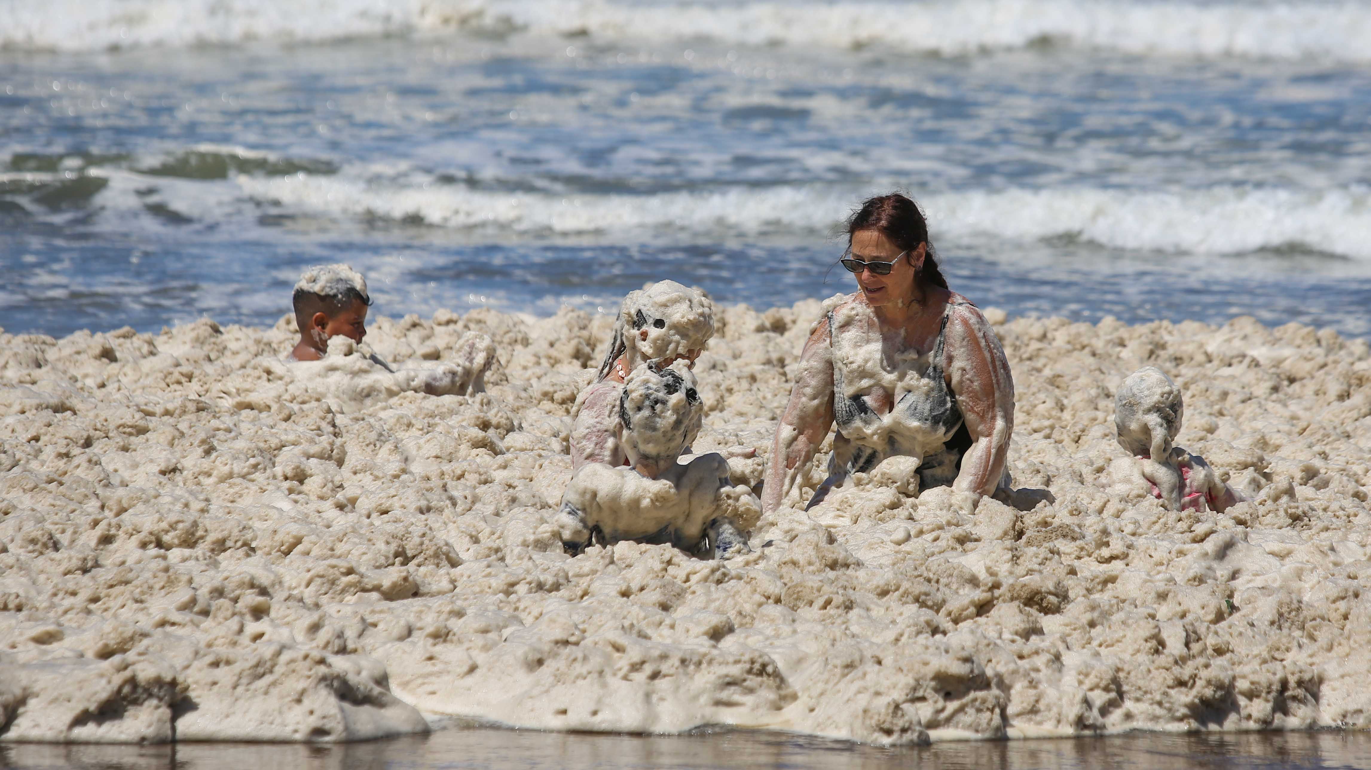 15 fotos de la densa espuma marina que cubrió las playas ...