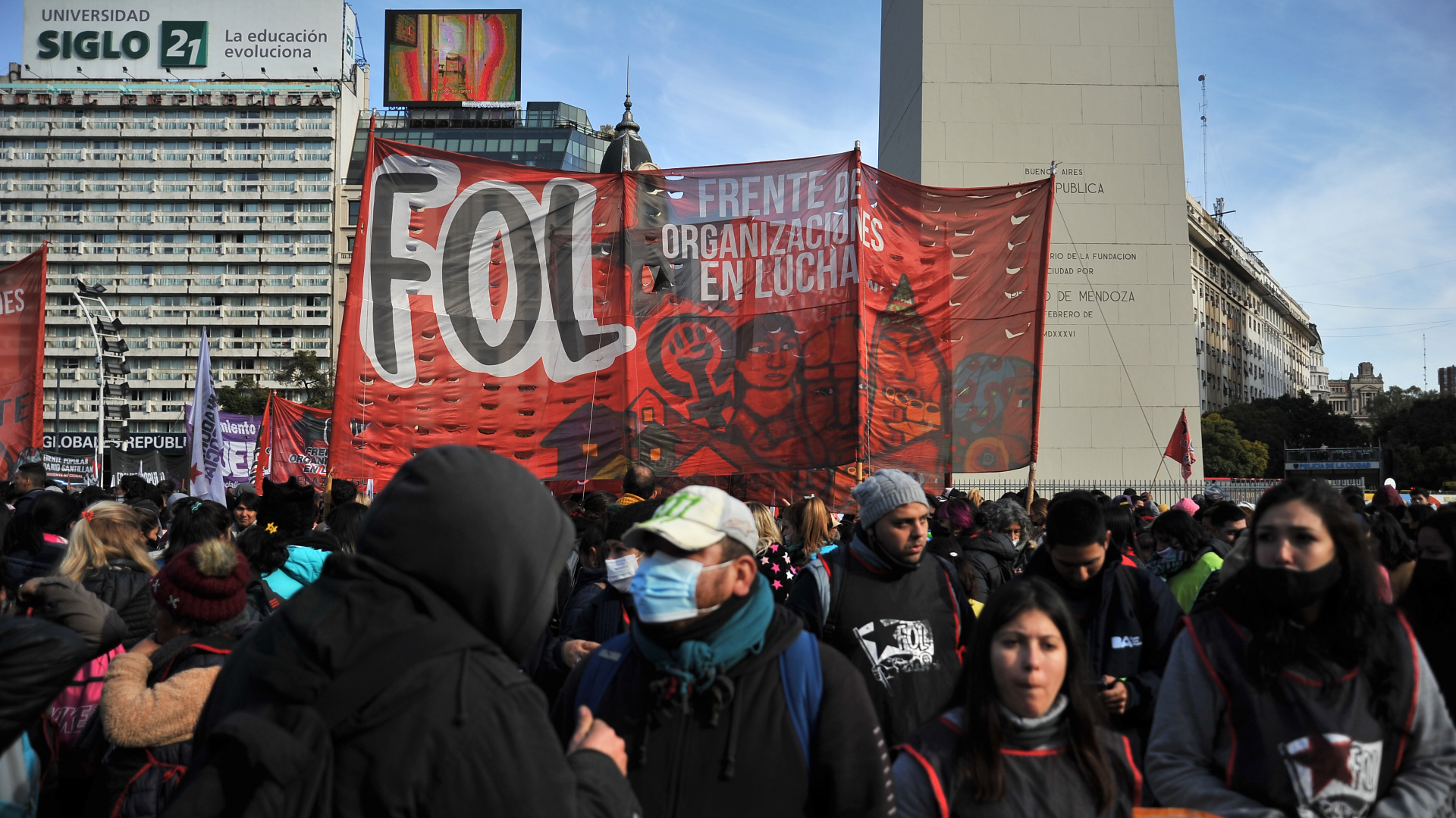 Frente de Organizaciones en Lucha (FOL) concentrando en el Obelisco