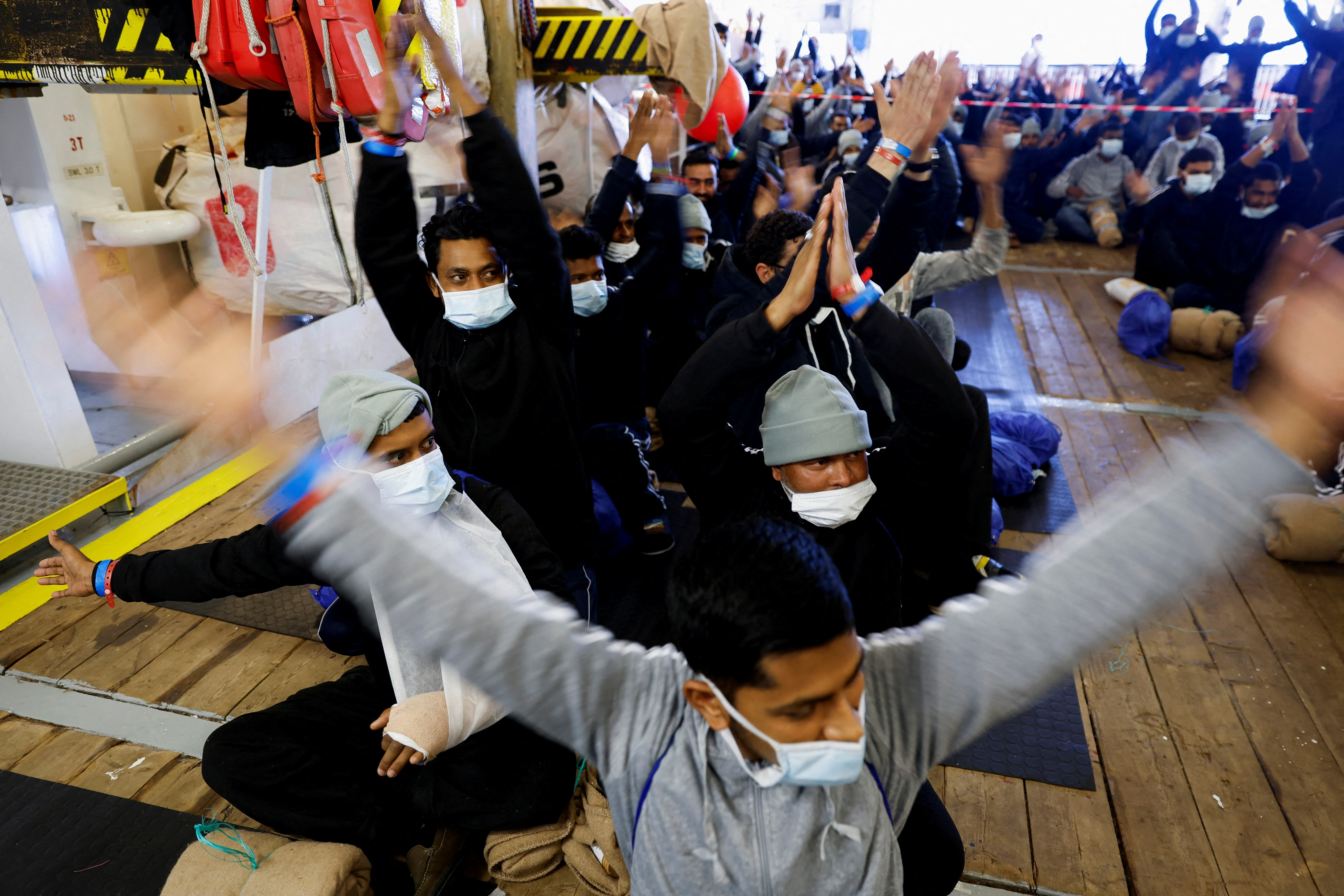 Migrantes esperan a desembarcar en una nave de Médicos Sin Fronteras (Reuters)