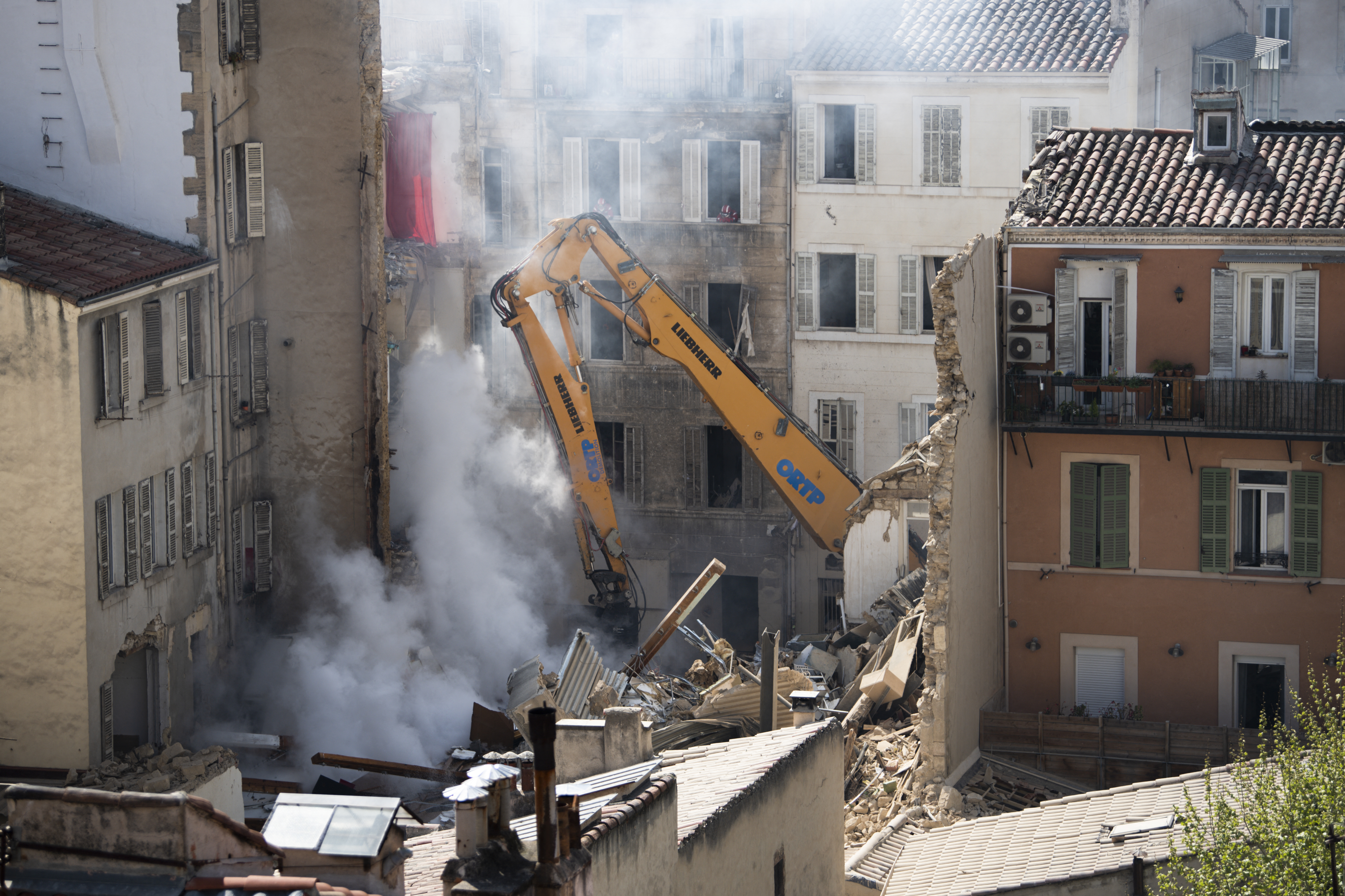 Derrumbe de un edificio por una explosión en Marsella: las autoridades encontraron dos cuerpos e informan de desaparecidos 