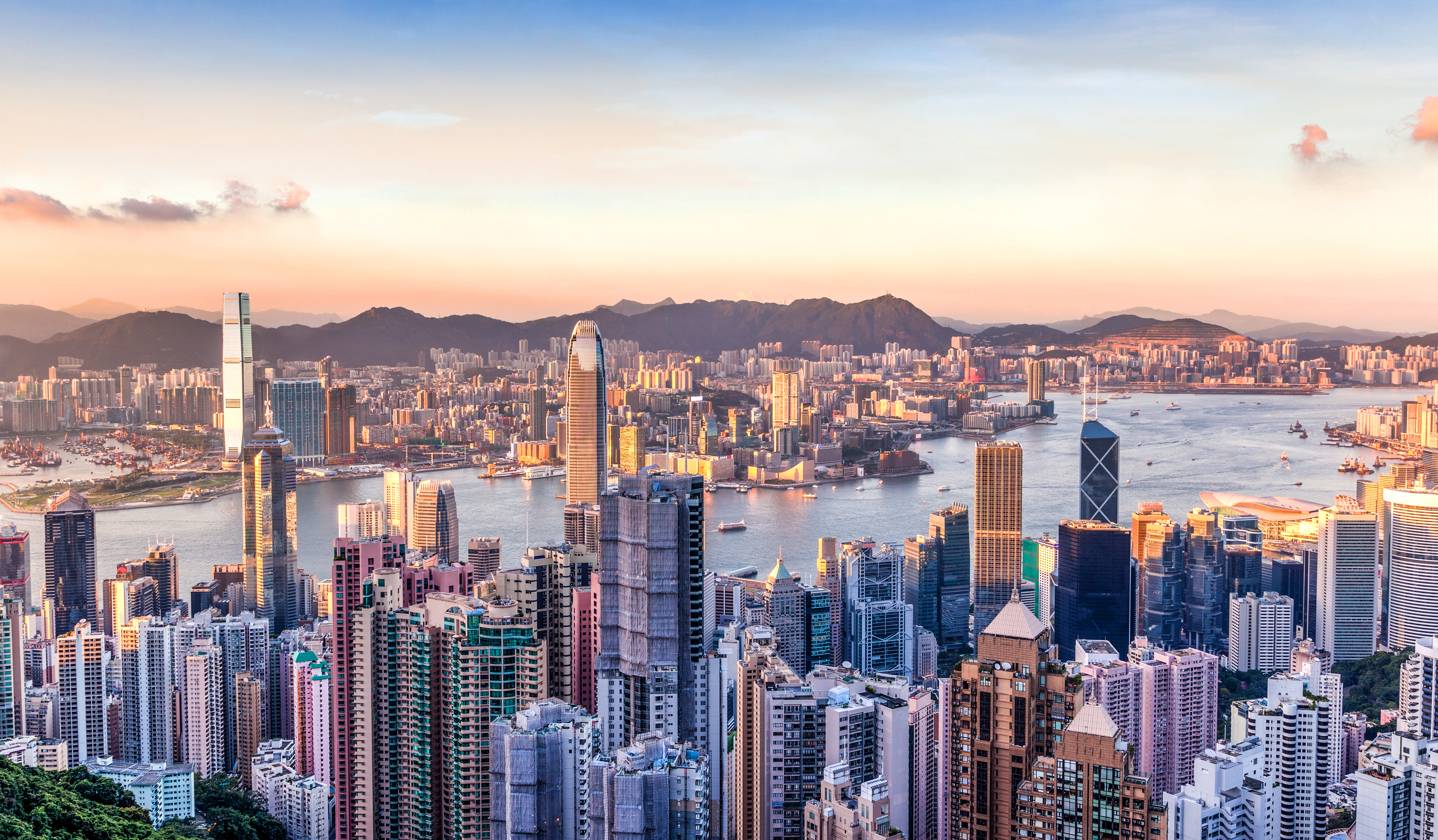 Hong Kong sigue ocupando la primera posición, al igual que en el informe anterior, pero ahora la comparte con dos ciudades europeas: París y Zúrich, con un ‘worldwide cost of living’ (WCOL) de 103 