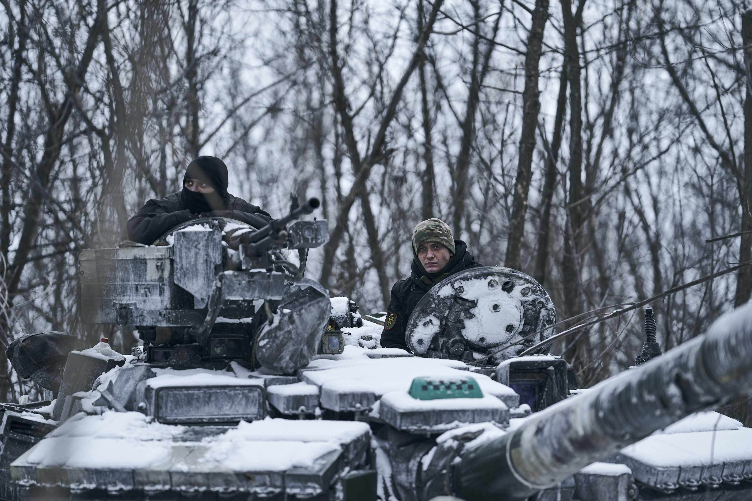 Un tanque ucraniano avanza a su posición en el frente de batalla en Bajmut (AP Foto/Libkos)