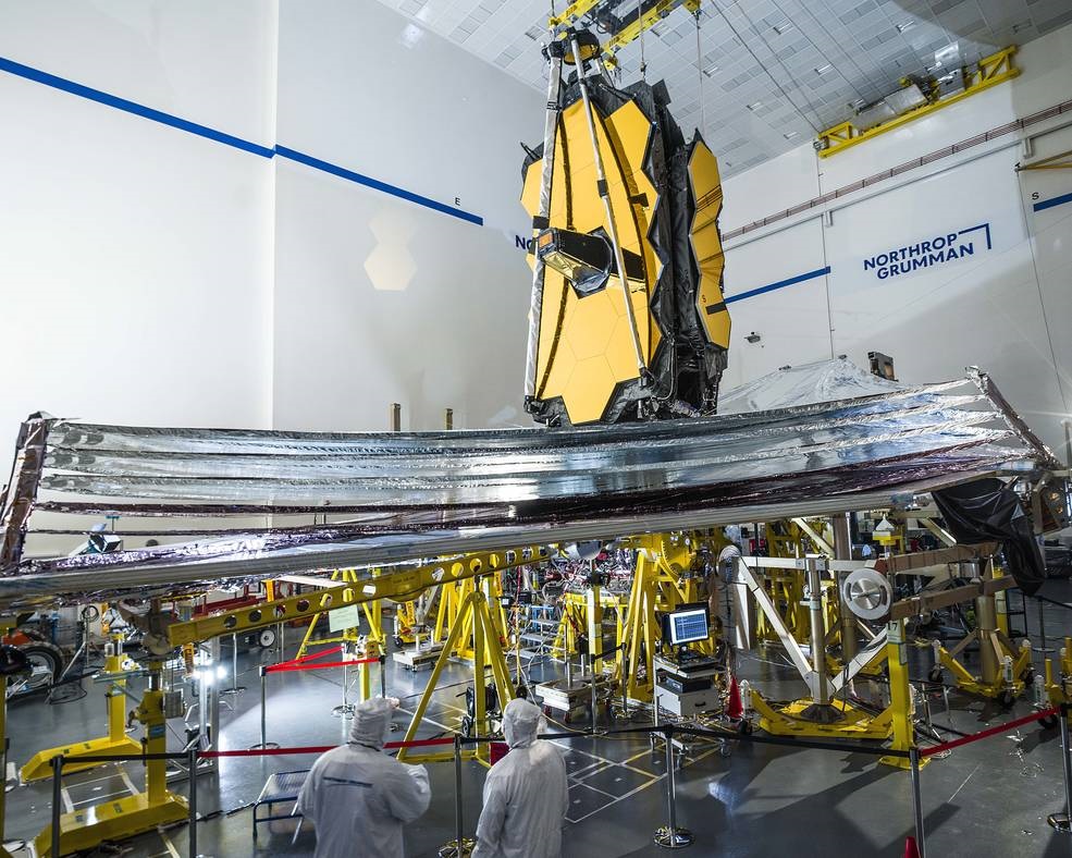 17/12/2020 Para ayudar a garantizar el éxito, los técnicos inspeccionan cuidadosamente el parasol del telescopio espacial James Webb antes de que comience la prueba de despliegue.
POLITICA INVESTIGACIÓN Y TECNOLOGÍA
NASA/CHRIS GUNN
