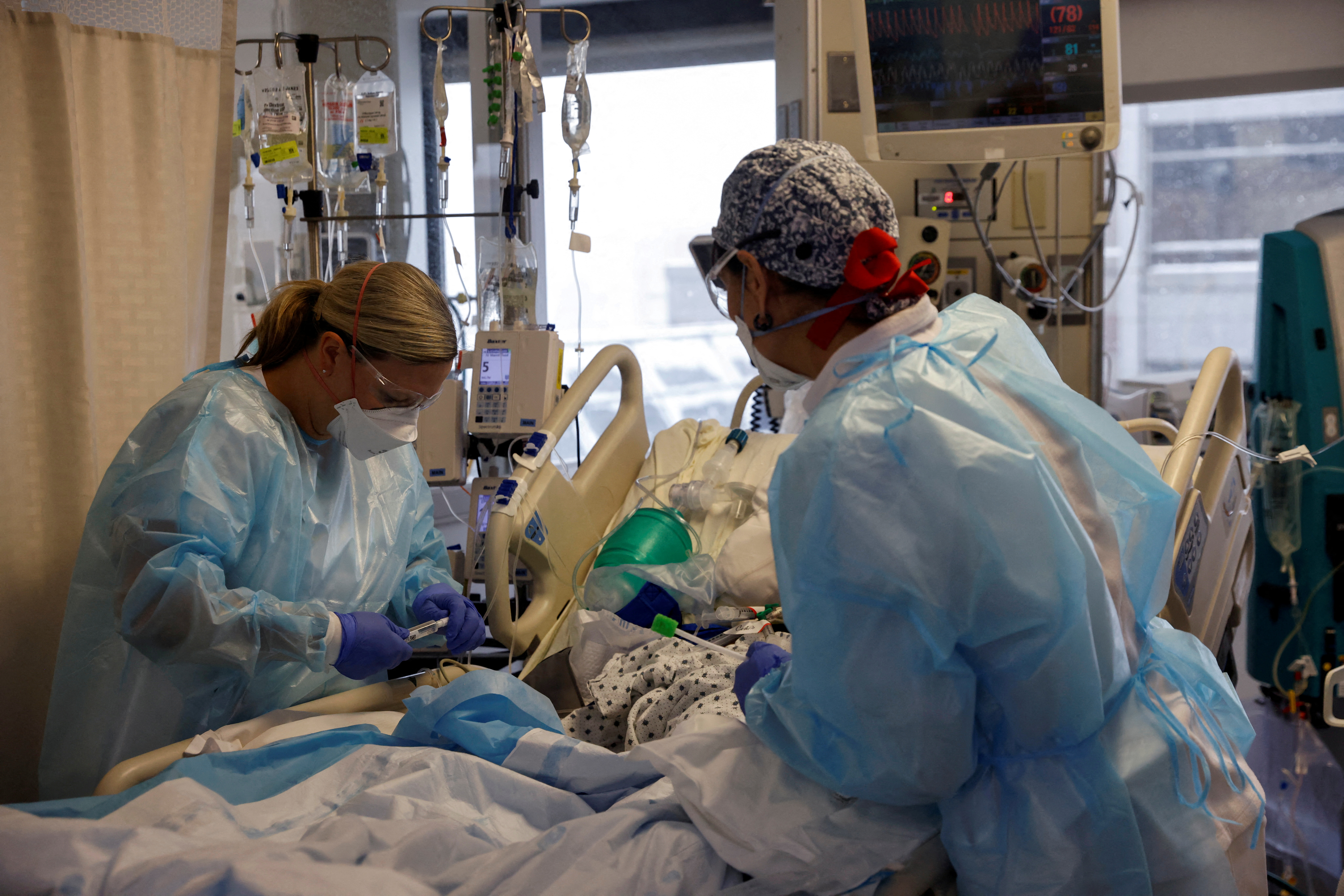 Los CDC también proyectaron que se informarán entre 9600 y 36 900 hospitalizaciones por COVID durante la semana que finaliza el 11 de febrero (REUTERS/Shannon Stapleton)