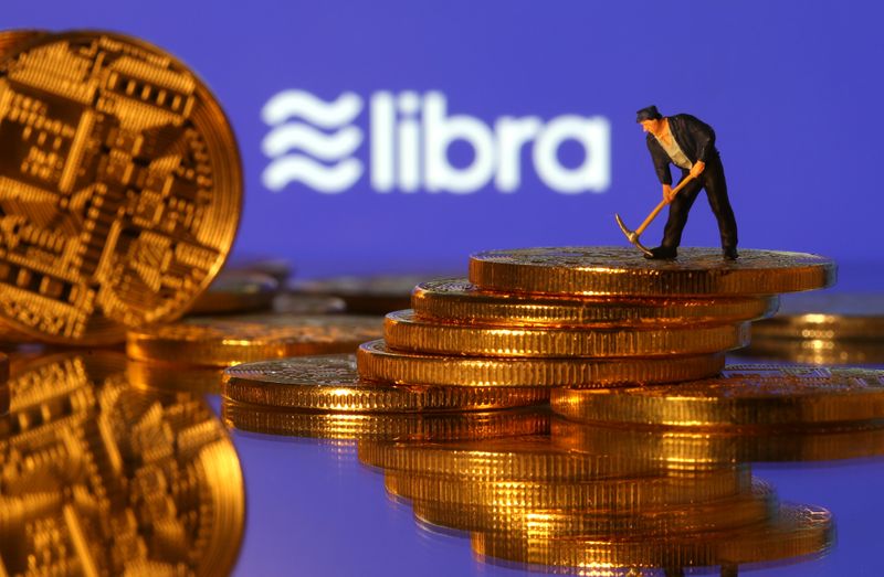 Una pequeña figura de juguete se para sobre las representaciones de la moneda virtual frente al logotipo de Libra en esta ilustración, el 21 de junio de 2019. REUTERS/Dado Ruvic/Illustración