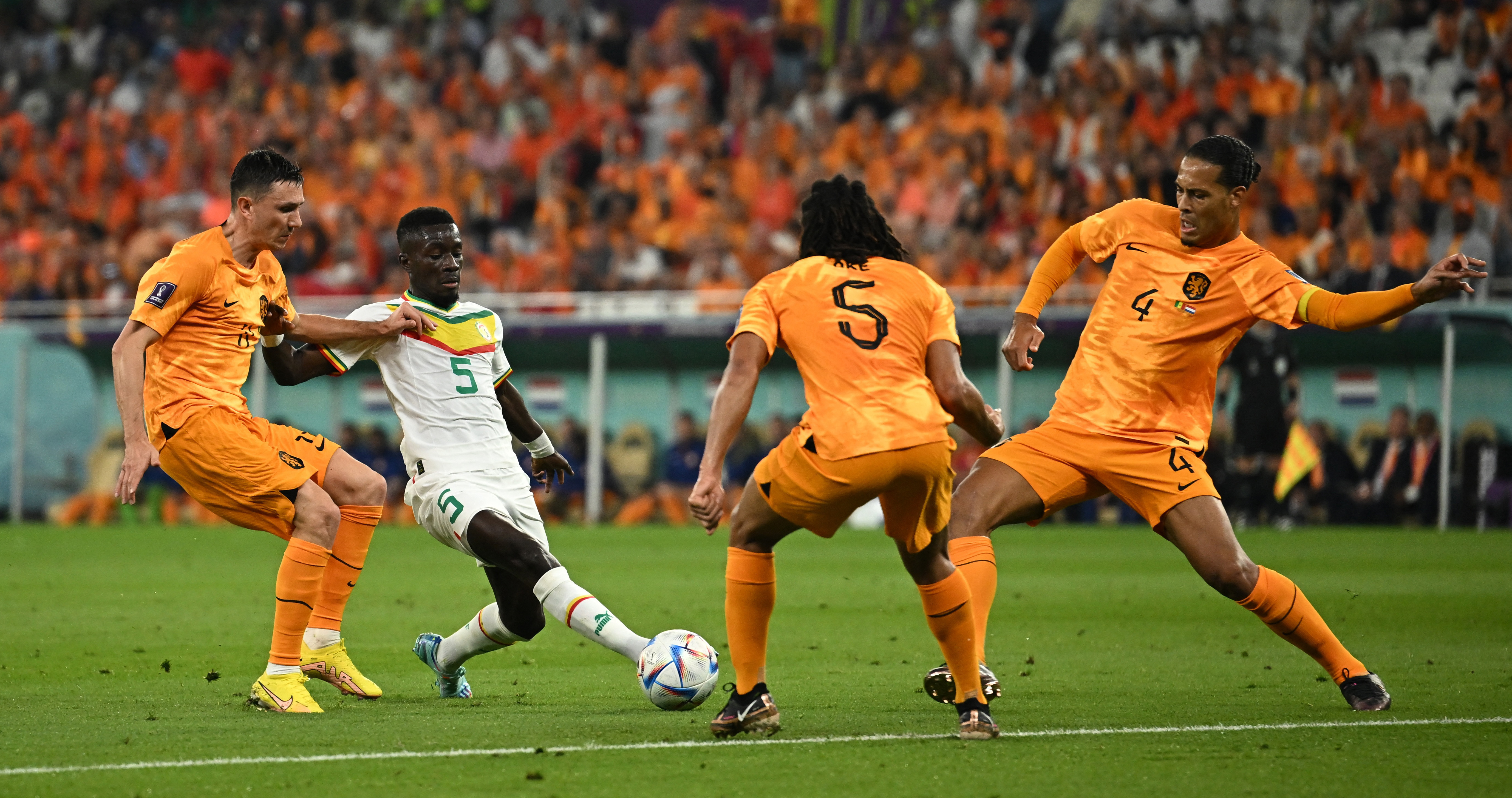 La línea defensiva de Países Bajos para recuperar ante Idrissa Gana Gueye y comenzar el contragolpe. Foto: REUTERS/Dylan Martinez